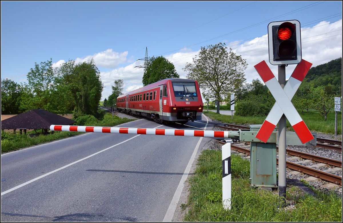 Traktionswandel am Hochrhein, der einzigen  Schweizer Dieselstrecke , die Schaffhausen mit Basel verbindet, sowie auch Rheinfelden AG, Stein-S�ckingen.

611 034 am Bahn�bergang der B 34 beim Markhof. An dieser Stelle war schon in der Antike Verkehr. Links unter dem Dach und rechts des Bahn�bergangs sind Grabungen einer R�mersiedlung, die am n�rdlichen Br�ckenkopf der Rheinbr�cke von <I>Augusta Raurica</I> (heute Kaiseraugst) angelegt war. So wird dieser Bahn�bergang noch eine Weile erhalten bleiben, da bauliche Ver�nderungen an dieser Stelle sehr heikel sind. April 2018. 