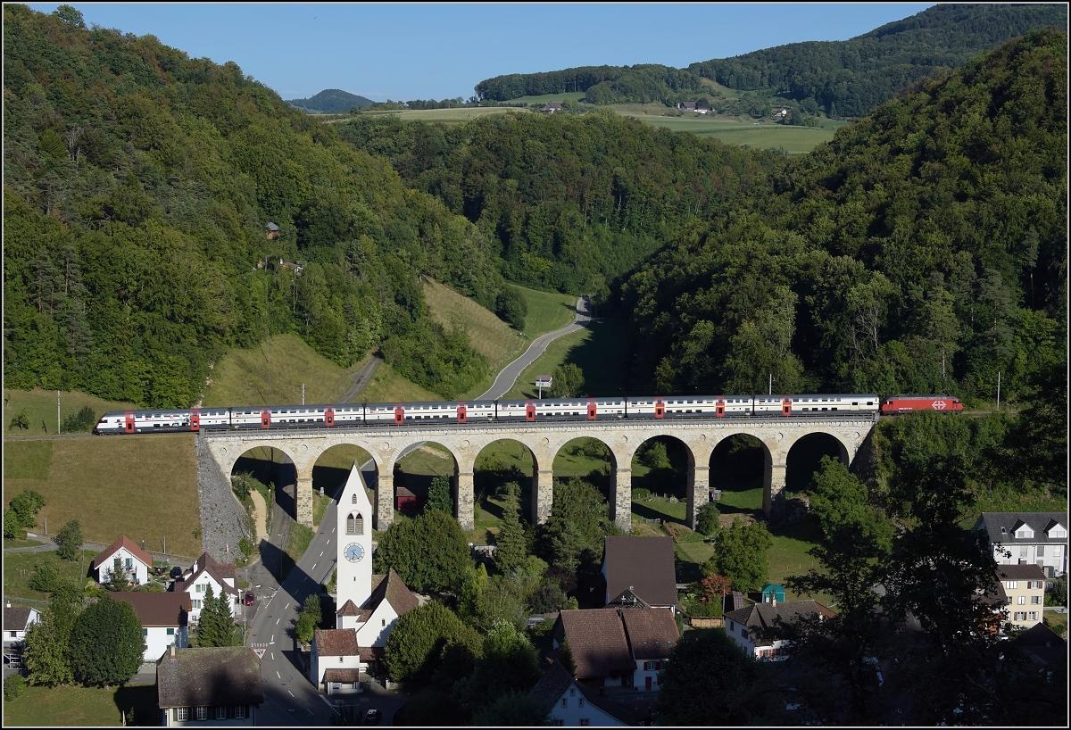 Umleiterverkehr auf dem L�ufelfingerli. Der Klassiker, R�mlinger Viadukt aber mit richtigem Zug, mit Re 460 und IC 2000. August 2018.