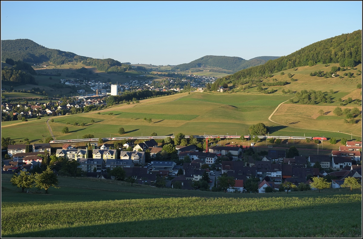 Umleiterverkehr auf dem L�ufelfingerli. Ein langer IC mit 13 EW IV in der Juralandschaft. Hier trennen sich die Hauensteinlinie von Hauensteinbasislinie, die man im Hintergrund bei Gelterkinden noch erkennen kann. Th�rnen, August 2018.