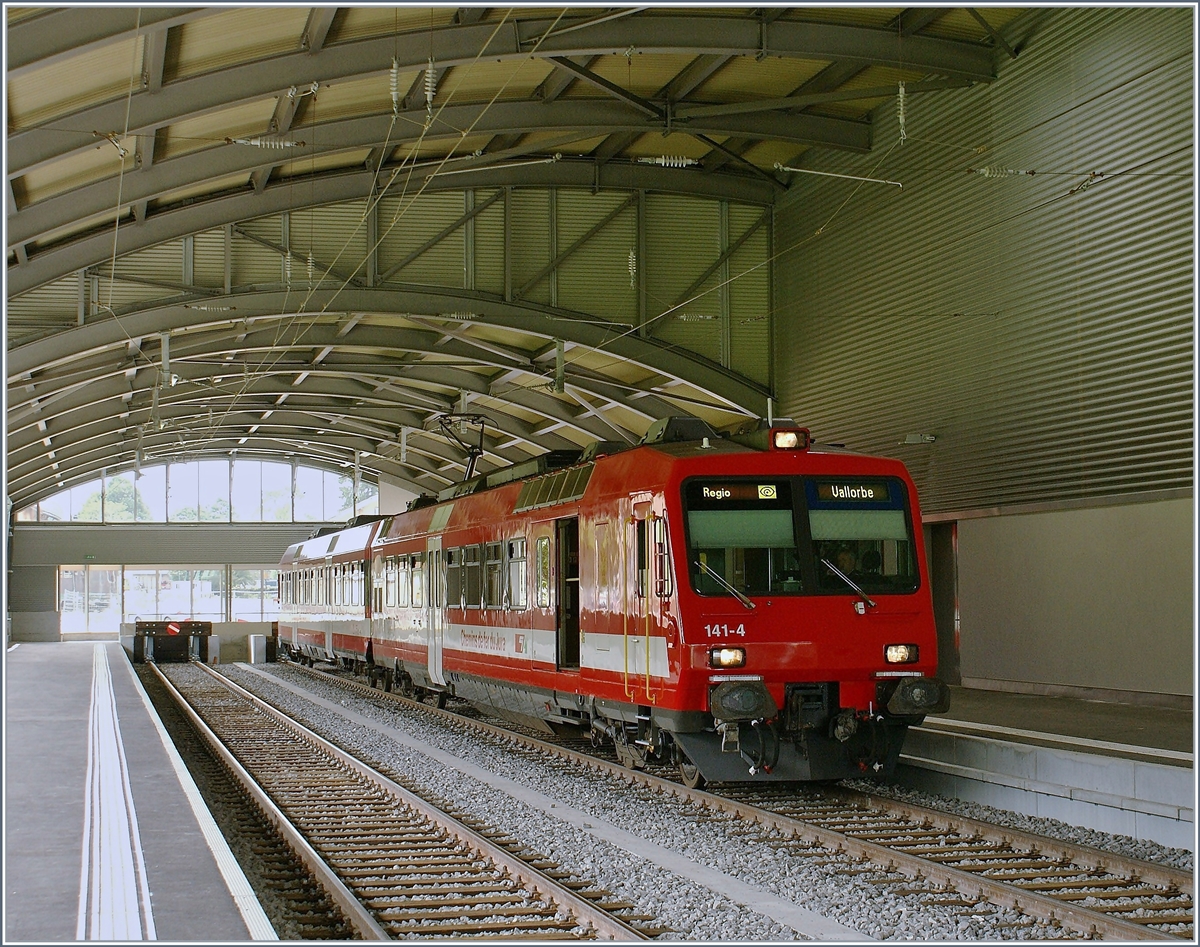 Und so sieht der ganz neue Bahnhof von Le Brassus aus! 
Zwei Bahnsteiggeleise und eine Bahnhofshalle - Nicht gerade Berlin Hbf oder Liège Guillemins, aber immerhin...
Im Bahnhof wartet ein CJ NPZ auf die Abfahrt nach Vallorbe. 
16. August 2009 