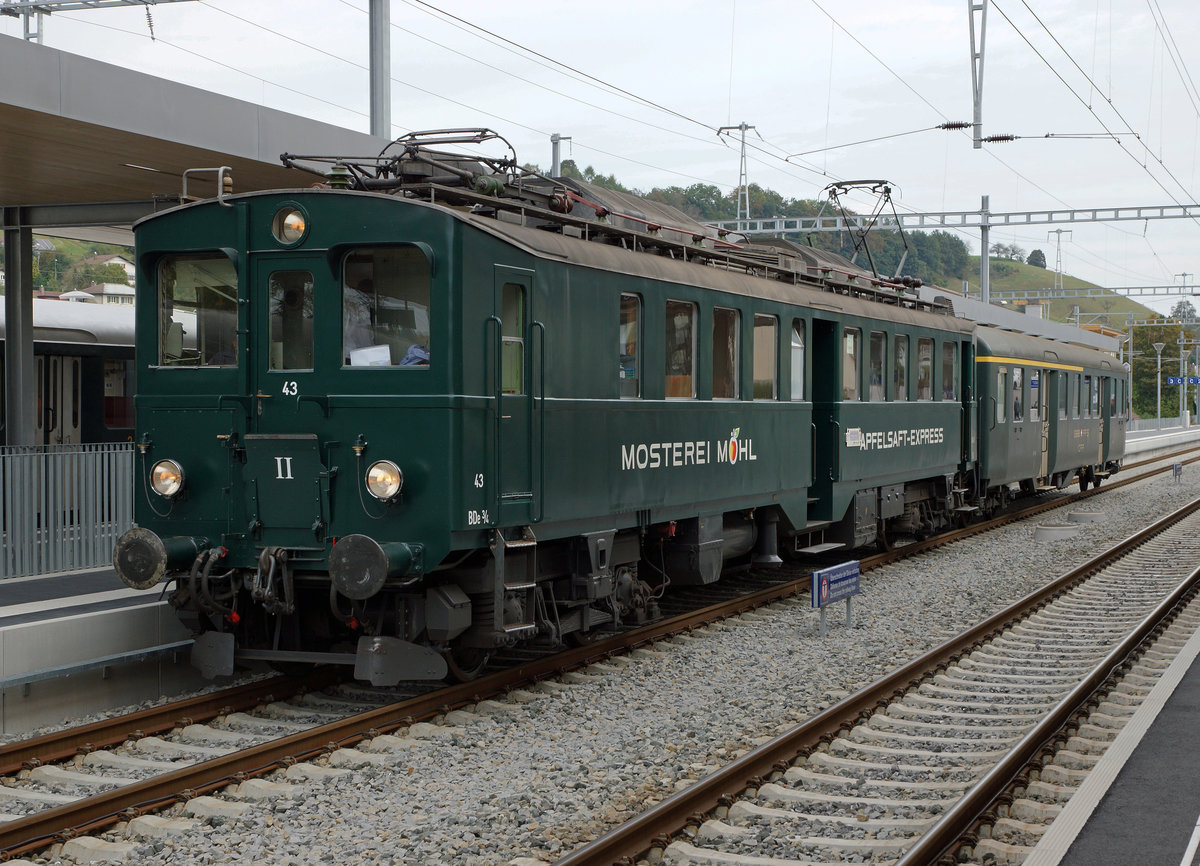 VHE/ Verein Historische Eisenbahn Emmental:
Anl�sslich der Huttwiler Dampftage 2016 fand am 1. Oktober ein interessantes Triebwagentreffen statt.
Sonderzug mit dem BDe 3/4 43 in Huttwil kurz vor der Abfahrt nach Sumiswald.
Foto: Walter Ruetsch