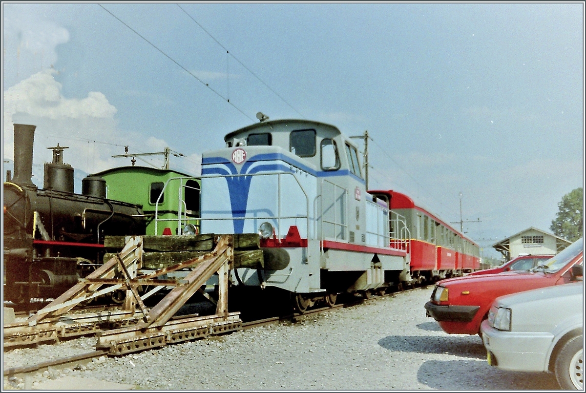 Von 1988 bis 1998 fuhren im Tourismus bzw. Museumsbahn Verkehr Reisez�ge unter dem Namen Rive Bleue Express von Bouveret nach Evian und zur�ck. Daf�r hatte die RBE Bahn das Tigerli E 3/3 N� 2  HANSLI  SLM Fabriknummer 795, Baujahr 1893 und die BB 71010 (ex SNCF/Baujahr 1965) zur Verf�gung. 

April 1993

