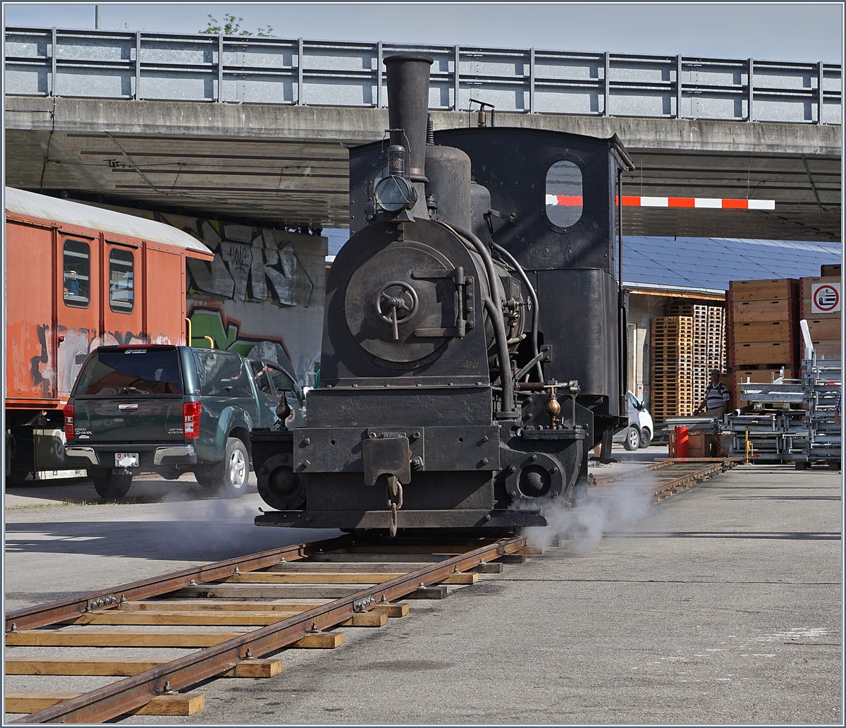 Von Alters her war die Magadino-Ebene eine fruchtbare Landschaft, bis 1515 ein Bergsturz die Gegend verw�stete. Mit dem Bau der Eisenbahn nach Locarno Ende des 19 Jahrhunderts wurde dann die Sumpflandschaft entw�ssert und der Ticino begradigt. Dazu erhielt das Consorzio Correzione del Fiume Ticino diese kleine G 2/2 Bn2t. Die Lok wurde von Arnold Jung in Jungenthal bei Kirchen im Jahre 1889 unter der Fabriknummer 59 gebaut. 1941 wurde die Lok abgestellt und am 20. Mai 2016 als Leihgabe der Familie Travani an Martin Horath abgegeben. Seit dem 3. Sept. 2016 f�hrt die Lok wieder. Das Bild zeigt die G 2/2  Ticino  bei Pendelfahrt auf einem eigens dazu verlegten Gleis in Lyss im Rahmen des  Dampftags Lyss 2018  und bietet sich f�r F�hrerstandsfahrten an.
11. Juni 2018