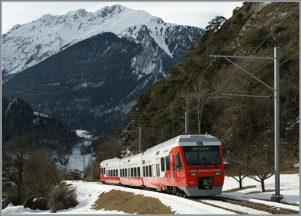 Von Le Chable kommend, fährt dieser TMR RABe 527 Talwärts und wird in Kürze Sembrancher erreichen.
27. Jan. 2013