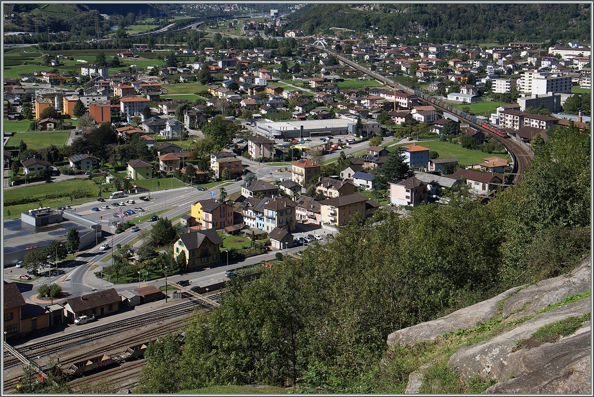 Von Norden kommend erreicht ein Güterzug in Kürze den Bahnhof von Biasca. 

24. Sept. 2015