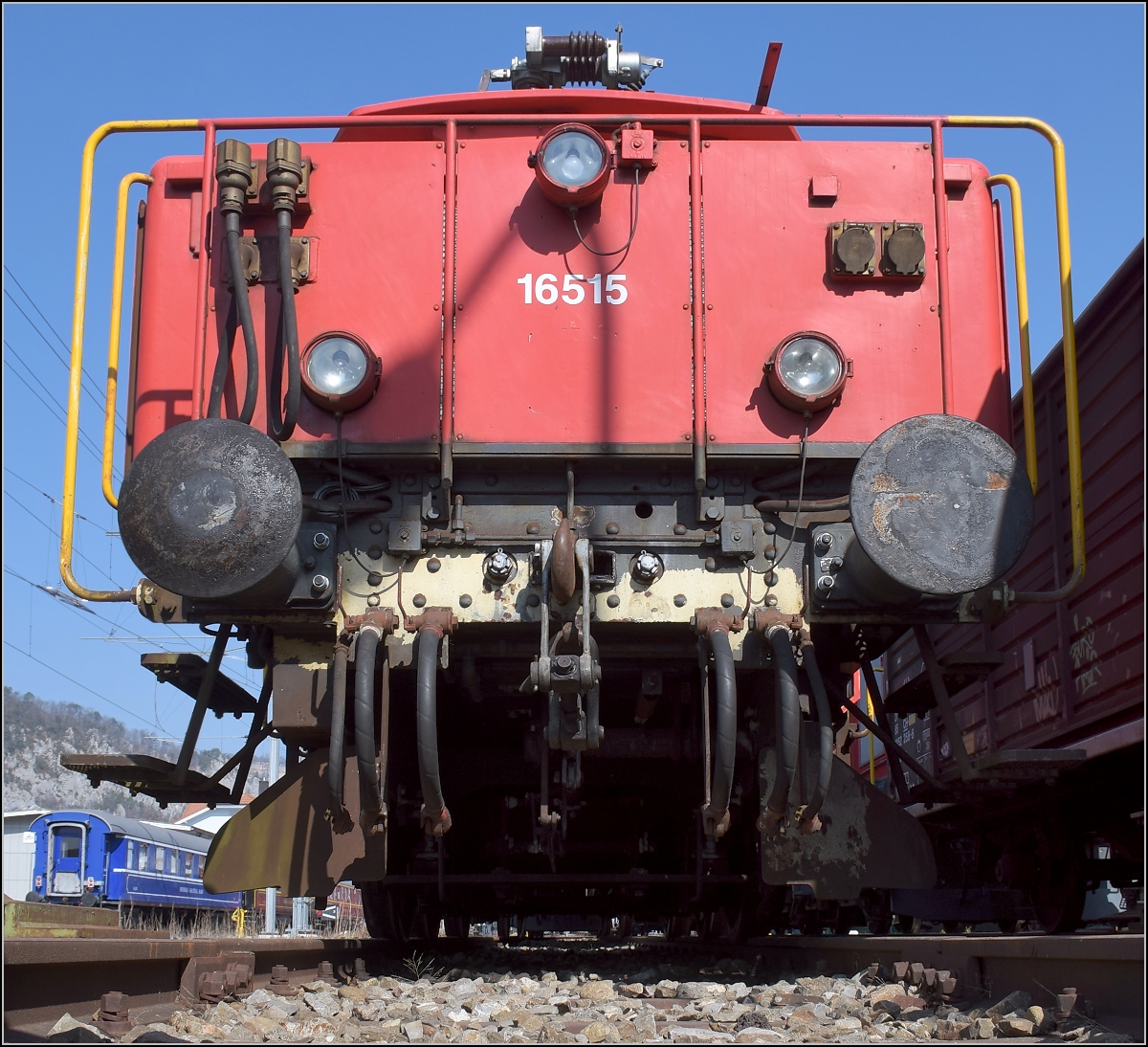 Vor dem Schneidbrenner gerettet, harrt Ee 3/3 II 16515 in Balsthal der Dinge, die da kommen. März 2022. 

Mit Gruss an beiden Retter der Maschine.