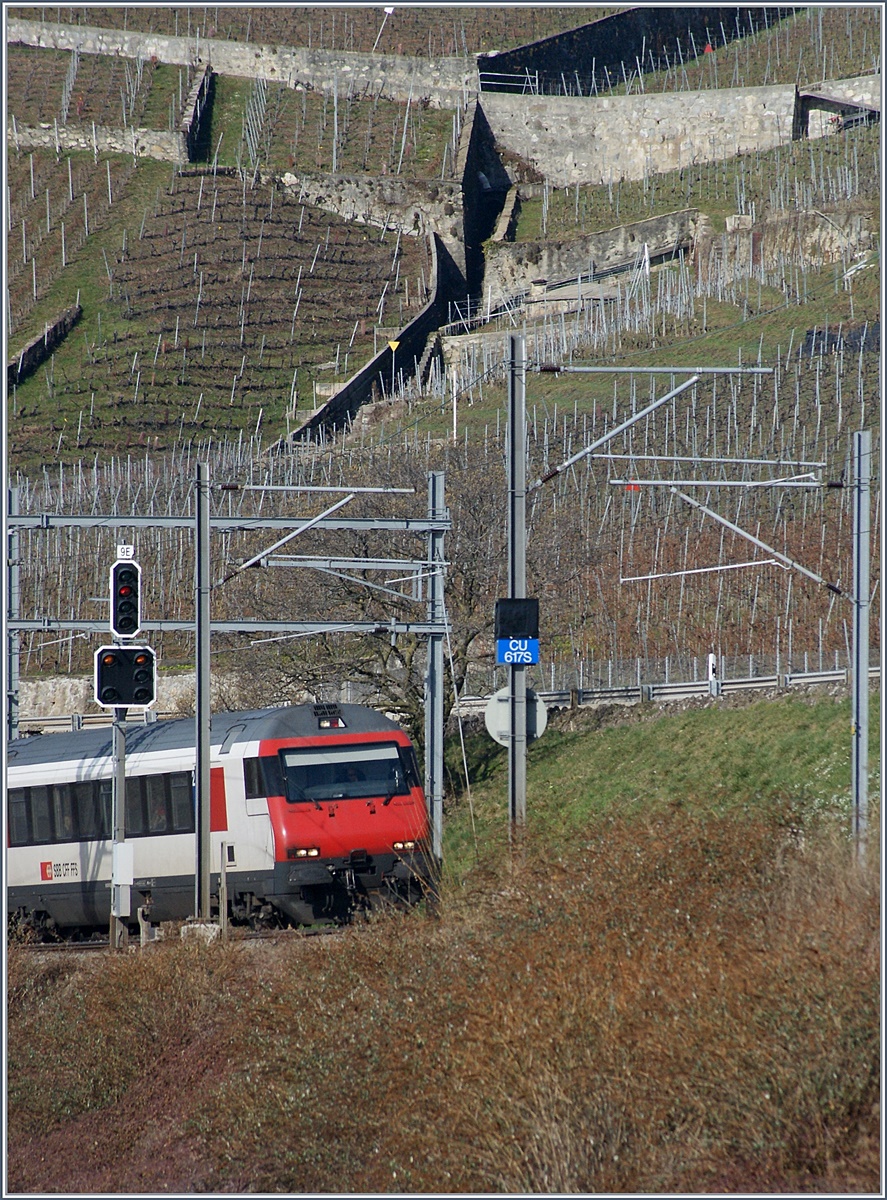 Voraussichtlich am 23. April 2017 wird die Strecke Lausanne - Villeneuve auf ETCS umgestellt und somit werden die ortsfesten Lichtsignale verschwinden und blauen Tafeln Platz machen.
Damit einher geht auch die Restriktion, dass nur noch ECTS taugliche (Spitzen)-Fahrzeuge die Strecke befahren dürfen.
Bei Rivaz, den 4. März 2017