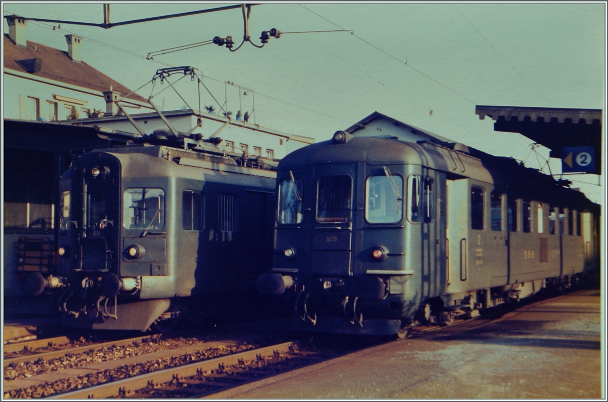 Während der  SBB RBe 4/4 1479 die Hauptstrecke Olten - Luzern im Regionalzugdienst bedient, wartet auf Gleis 1 in Zofingen der SBB BDe 4/4 1631 mit seine Regionalzug auf die Abfahrt über die Nebenbahnstrecke via Sur nach Aarau.

Heute hat sich die Bahnlandschaft geändert, bzw verändert sich weiterhin: Die Normalspurstrecke Suhr-Aarau wurde der schmalspurigen WSB AAR (Eigentrassierung) überlassen und ab dem Fahrplanwechsel in einem Jahr soll es wieder direkte Züge Zofingen - Aarau gebe. dann jedoch via Olten.

3. März 1985