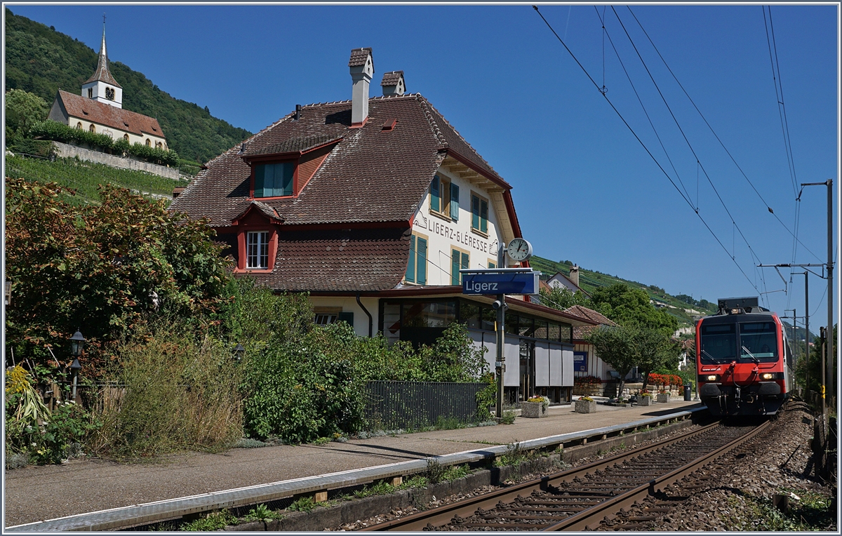Wenn die Jurasüdfusslinie im Bereich von Ligerz auf Doppelspur ausgebaut und in einen  Tunnel verlegt wird, wird der schmucke Bahnhof von Ligerz nicht nur seine Aufgabe sondern auch sein Gleis verlieren.
Ein Domino auf dem Weg von Biel/Bienne nach Neuchâtel erreicht Ligerz. 
18. August 2017