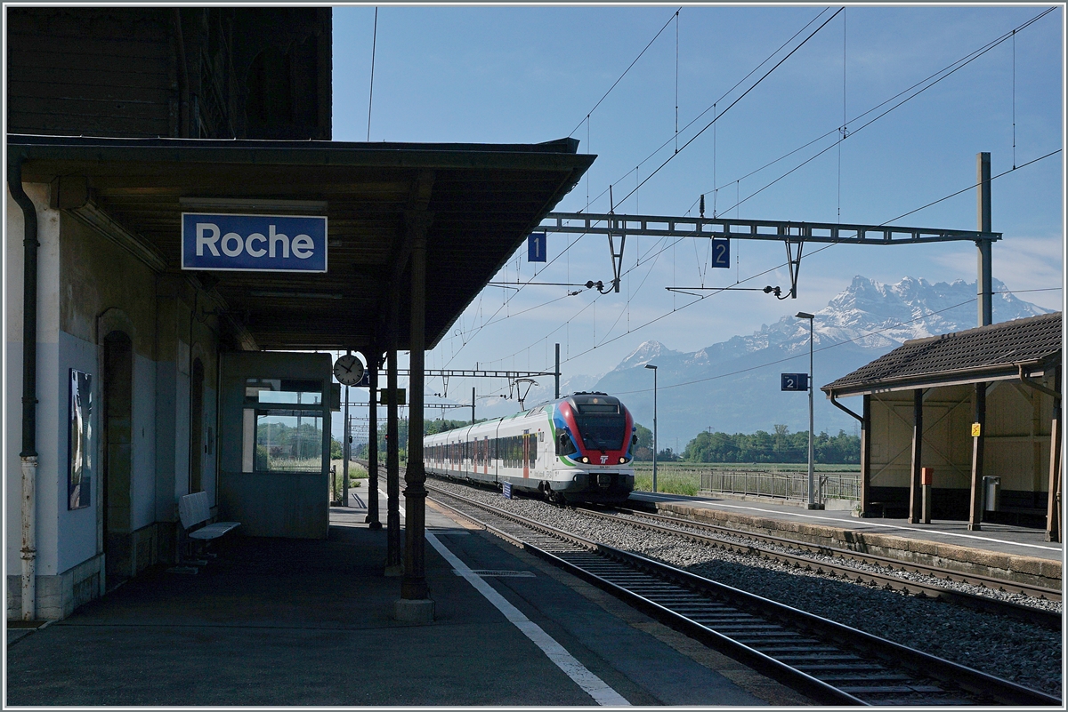 Wie gut habe ich das Stationsschild von Roche VD mit aufs Bild genommen, sonst würde man nur schwer erkennen, dass der TILO FLIRT RABe 524 101 (ETR 524) ziemlich abseits seiner gewohnten Routen unterwegs ist.

12. Mai 2022