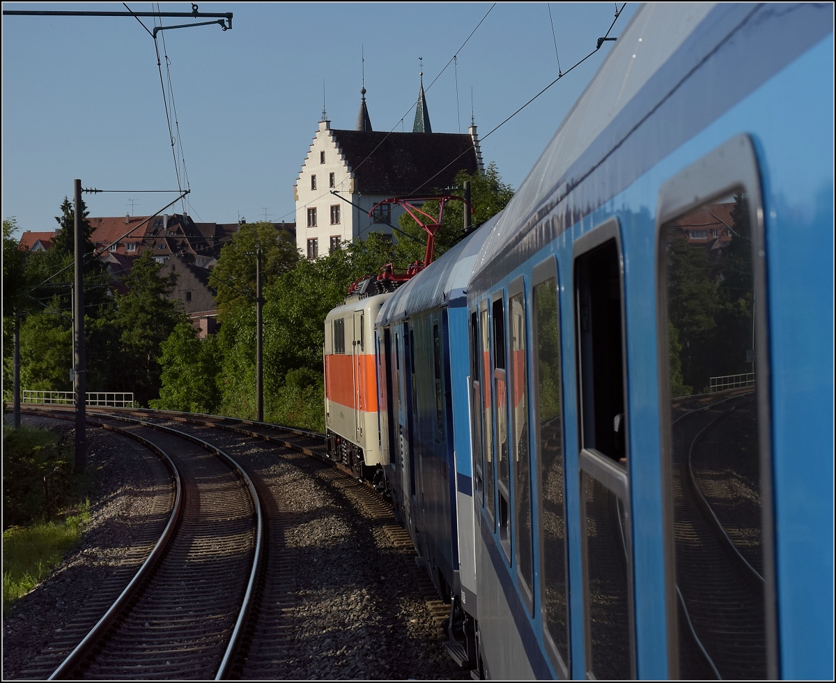 Zum Thema Nahverkehr vor 40 Jahren. Hier gibt es einen  Museumsverkehr  vom Feinsten diesen Sommer. 

Mit 111 185 im Radfahrerzug nach Stuttgart. Im Hintergrund das Engener Stadtschloss zu dessen Füssen meine Reminiszenzfahrt auch endete. Juli 2022.