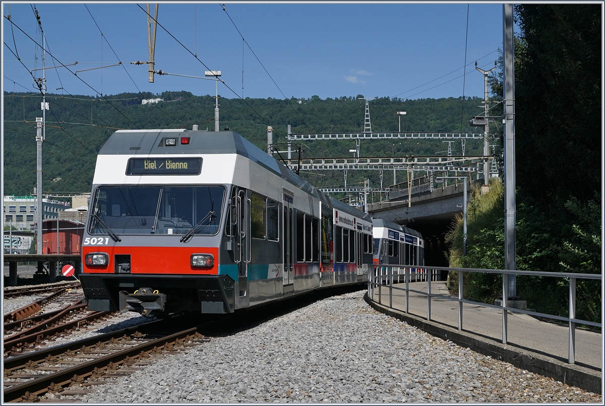 Zwei ASM GTW Be 2/6 erreichen von Tàuffelen her kommend ihr Ziel Biel/Bienne.
31. Juli 2017