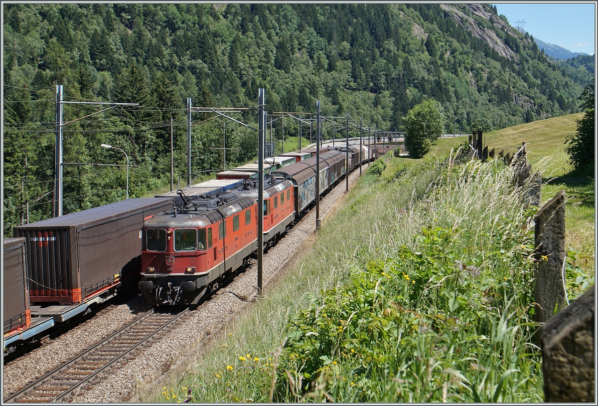Zwei Re 4/4 II schleppen bei Rodi Fiesso einen Güterzug nordwärts, während auf dem Gegengleis ein Güterzug südwärts rollt.
24. Juni 2015