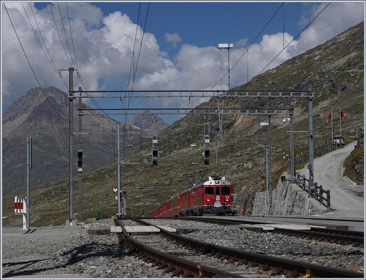 Zwei RhB ABe 4/4 III erreichen mit ihrem Regionlazug den Kulminationspunkt ihrer Fahrt von St. Moritz nach Tirano: den Bahnhof Ospizio, 2253 müM.
13. Sept. 2016