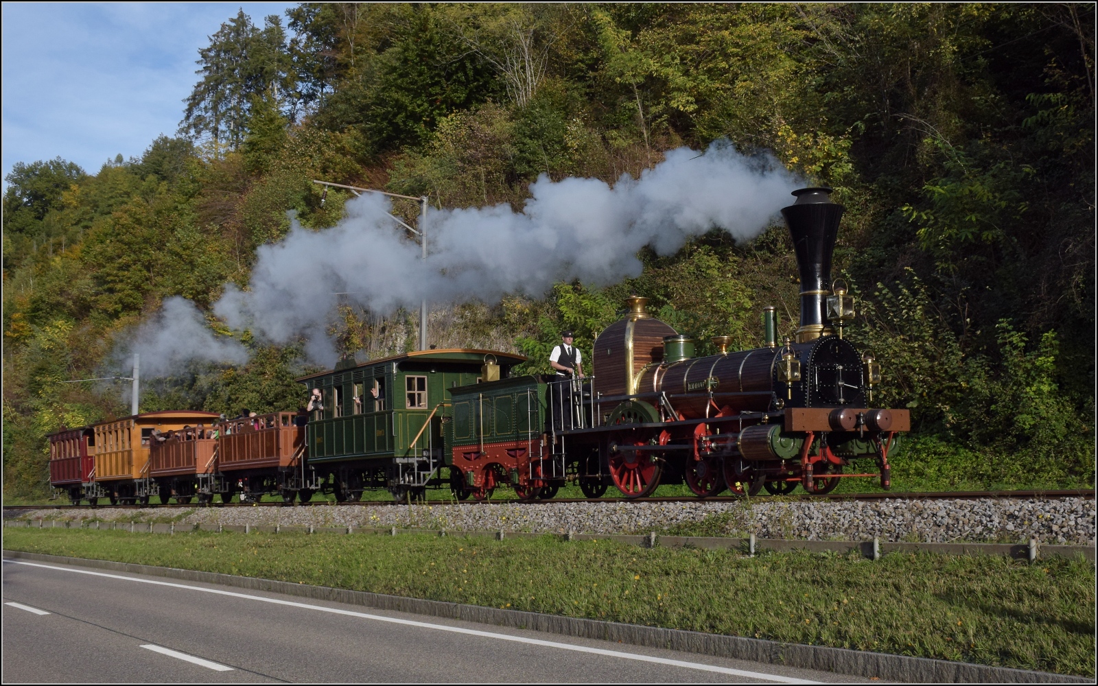 175 Jahre Spanisch-Brötli-Bahn.

Entlang der N13 bei Rheinsulz. Oktober 2022.