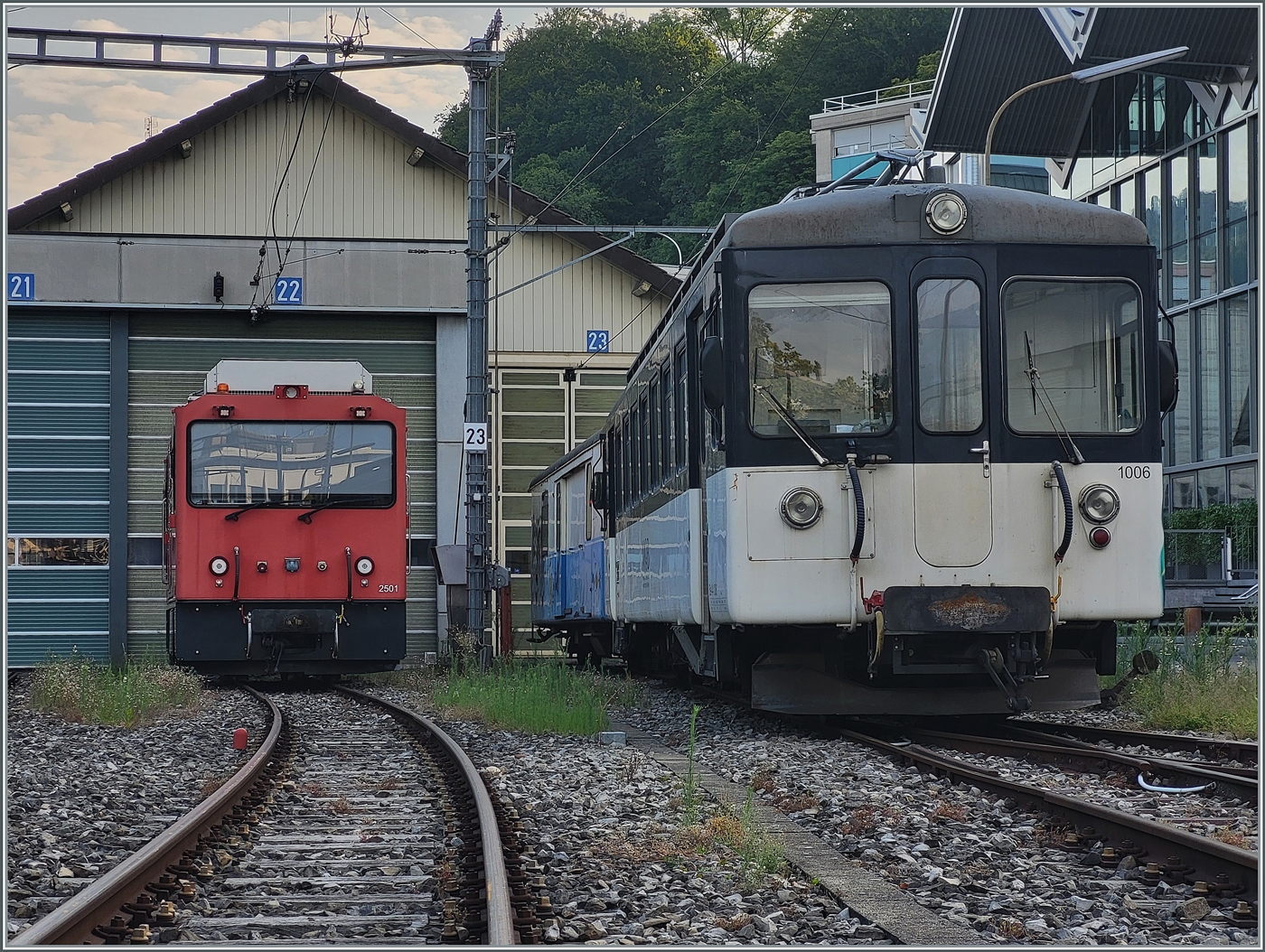 2024 - Kein gutes Jahr für die  Bipperlisis ! Heute in Vevey entdeckt: Es bedeutet wohl kaum was gutes, wenn der MOB Be 4/4 1006  (ex  Bipperlisi ) mit dem alten MOB D31 in vor dem Dépôt der CEV steht...

31. Aug. 2024