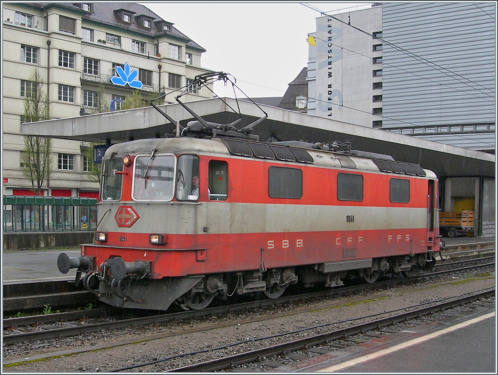 Als Ergänzung zu Ollis Bild dieser Lok: Die künftige DSF Re 4/4 II 11141, noch in Swiss Express Farben in Luzern; dazu ein Bildtext zu diesem Bild: Damals noch die drittletzte SWISS EXPRESS Re 4/4 II: die Re 4/4 11141 in Luzern. Doch statt wie erst vorgesehen ging dann die Fahrt nicht auf den Schrottplatz, sondern in die Revision aus der die Lok dann im üblichen roten Farbkleid, aber weiterhin mit dem SBB Signet anstelle des Schweizer Wappens auf der Front, zurückkehrte. 

23. April 2006

