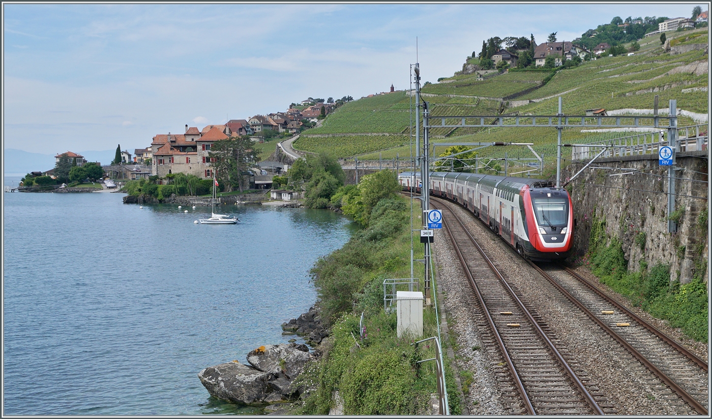 Auf der Simplonstrecke verkehren im Reiseverkehr fahrplanmässig (noch) keine SBB RABe 502; doch hin und wieder muss ein SBB RABe 502 in Herstellerwerk und so dass diese Bild der Traxx zwischen Rivaz und St-Saphorin entstehen konnte. 

19. Mai 2025 