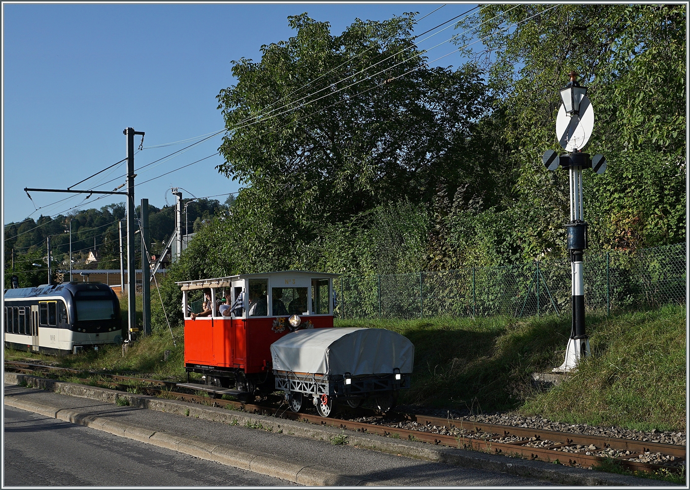 Autour de la voie ferrée / Rund um die eiserne Bahn (Herbstevent 2024) - Durch den Einsatz der MOB Gm 4/4, des GFM BDe 4/4 141 und natürlich des Dm 2/2 N° 3  Le Biniou  zeigte die Blonay-Chamby Bahn als Gesamtbild betrachtet ein ganz anders  Gesicht , welches mich faszinierte und fast vergessen liess, dass die traditionellen Fahrzeuge kaum im Einsatz standen.

Das Bild zeigt die kleine Dm 2/2 N° 3 des Réseau Breton bei der Ausfahrt in Blonay. Der kleine Le Biniou brachte viel Ambiente in dieses gelungenen Wochenende. Und obwohl die Fahrten Blonay-Chantemerle und zurück mit dem Hinweis  sehr geringe Platzanzahl  versehen waren, fanden immer alle einen Platz. 
Übrigens LE BINIOU bedeutet/bzw. ist der Name einer bretonischen Sackpfeife, besser bekannt als  Dudelsack .

7. Sept. 2024