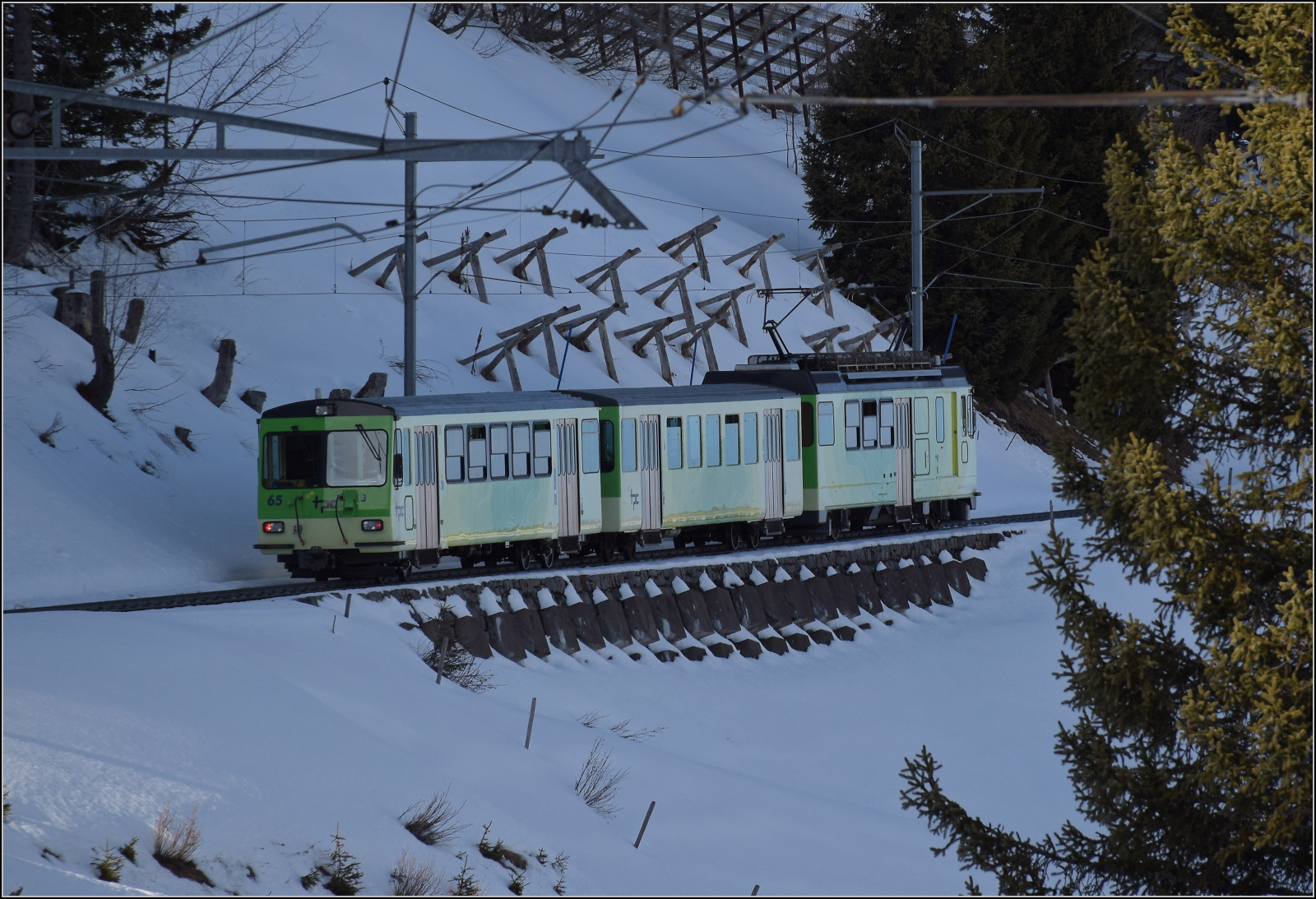 BDeh 4/4 83 auf Bergfahrt mit zwei Wagen. Dieser wurde 1987 von ACMV/SLM/BBC an die BVB geliefert. Die F�hrerstandsfront des Motorwagens ist �hnlich den zahnlosen Motorwagen von AB, CJ und FW gestaltet, die in den 1980er Jahren geliefert wurden. Angeh�ngt sind die beiden (Ultraleicht-) Wagen B 66 und Bt 65 aus den Jahren 1983 und 1987 von den Herstellern ACMV/SIG/BBC. Bouquetins, Januar 2026.