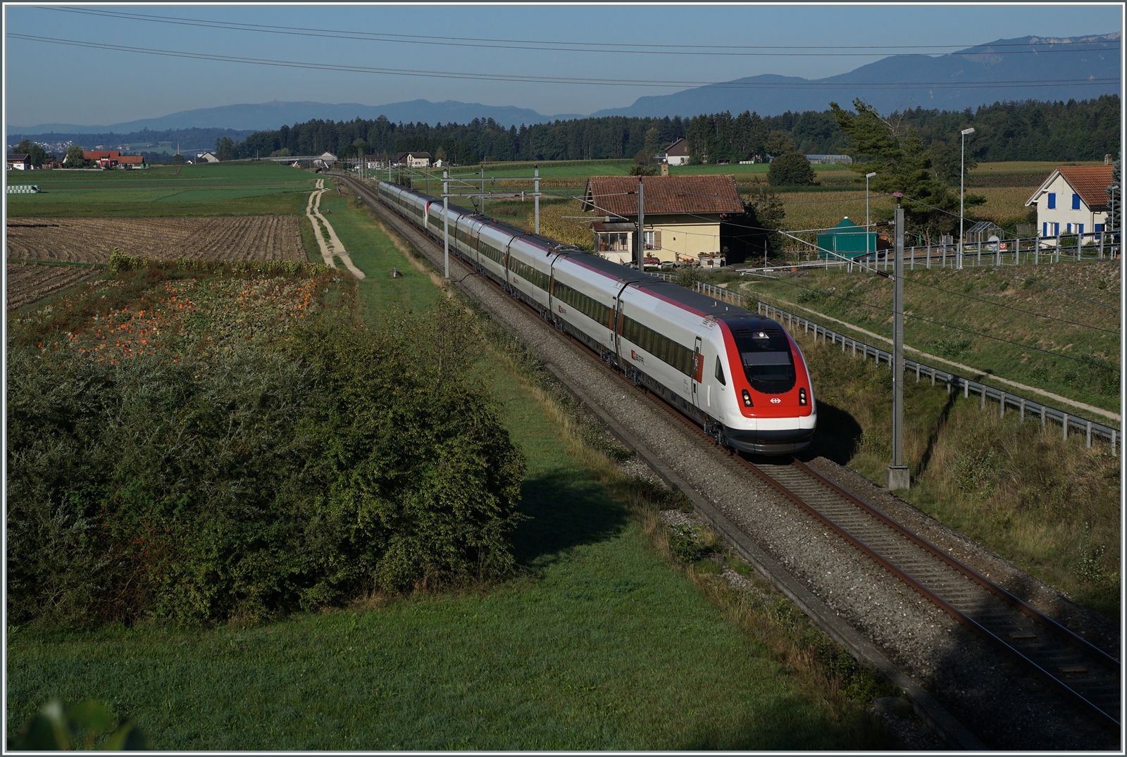 Bei Bolken, am ehemaligen Bahnwärterhäuschen vorbei, fährt ein ICN 500 auf dem Weg vom Lac Léman zum Bodensee durchs Mittelland. Was das beschauliche Bild nicht zeigt, ist dass der ICN mit gut 200 km/h über die Ausbaustrecke in Richtung NBS fährt! Gleis liegen hier schon lange: Die 1857 eröffnete Strecke von Herzogenbuchsee nach Solothurn war eine wichtige Verbindung in die Westschweiz bis 1876 die Gäubahn nach  Neu Solothurn  nach kaum zwanzig Jahren zur Nebenbahn degradierte. Noch bis 2004 hielt sich die Strecke und beim Bau der Anbindung von Solothurn zur NBS wurde auf dem Abschnitt Solothurn - Inkwil die das Trasse der alten  Buchsibahn  genutzt.

12. September 2022