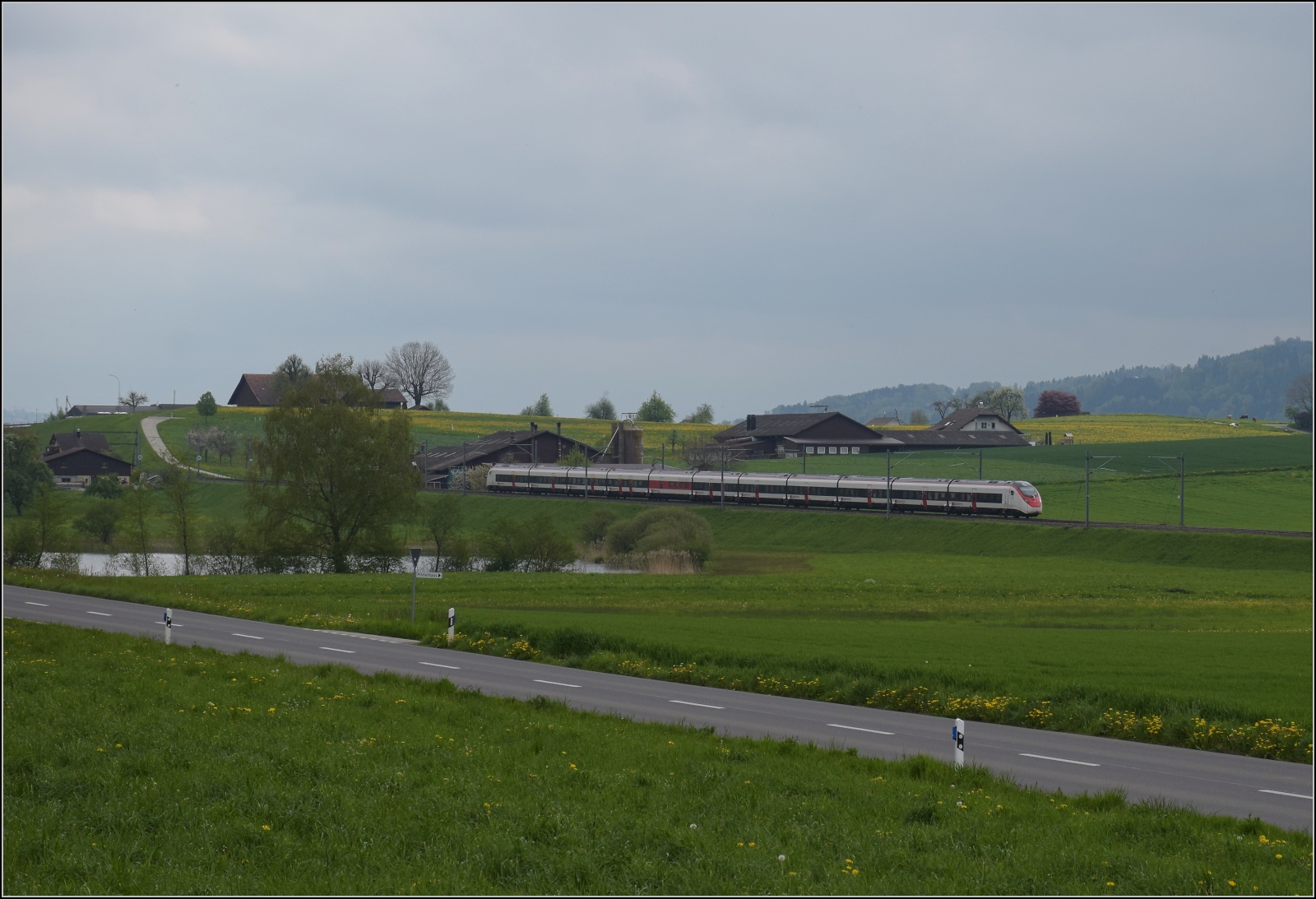 Beim Warten auf den Sonderzug mit der Eurovaporlok soll Giruno RABe 501 020 am Egolzwiler See stellvertretend f�r den Regelverkehr stehen. April 2023.