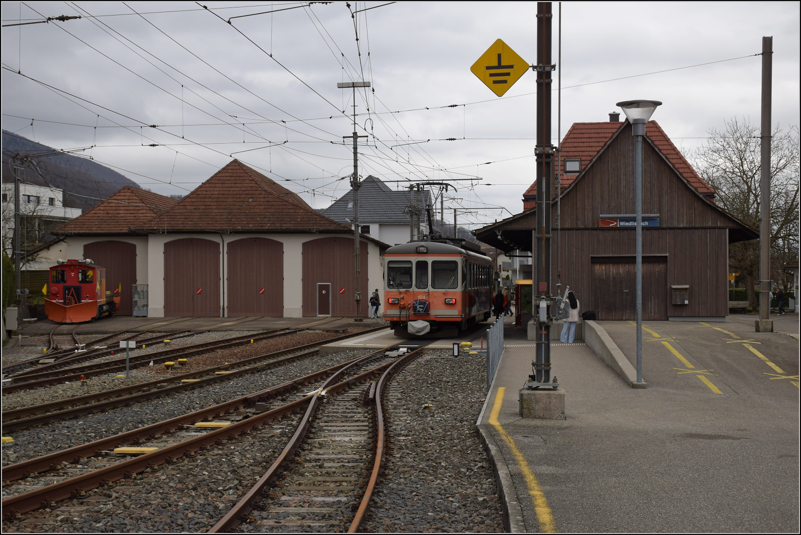 Bierlisi statt Bipperlisi. 

Be 4/4 104 macht in Wiedlisbach einen l�ngeren Zwischen/Pitstop, so musste der Fotograf doch auf die Suche mal in den Ort schauen. Dabei ergibt sich die Chance auf einen Blick �ber die Betriebsanlagen in Wiedlisbach inklusive Schneeplug der ASm, der dieses Jahr durchaus ein wenig Arbeit gehabt haben d�rfte. Februar 2026.