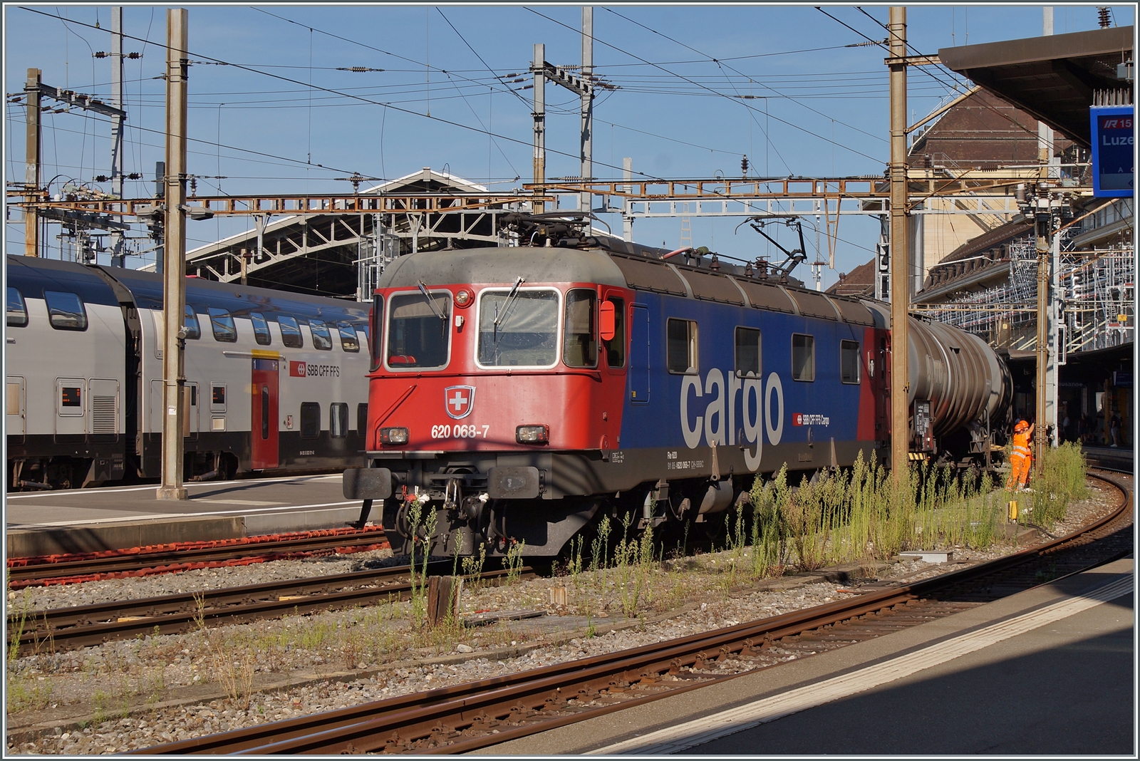 Da die Zeit des Einsatzendes der stolzen SBB Re 6/6 absehbar ist, ergreife ich nun des öfteren beim Anblick einer Re 6/6 den Fotoapparat und fotografiere. Hier ist die Re 6/6 11668 (Re 620 91 85 4620 068-7 CH SBBC)  Stein Säckingen  zu sehen, die mit einem Oelzug in Lausanne auf die Weiterfahrt nach St-Triphon wartet. 

22. Aug. 2024