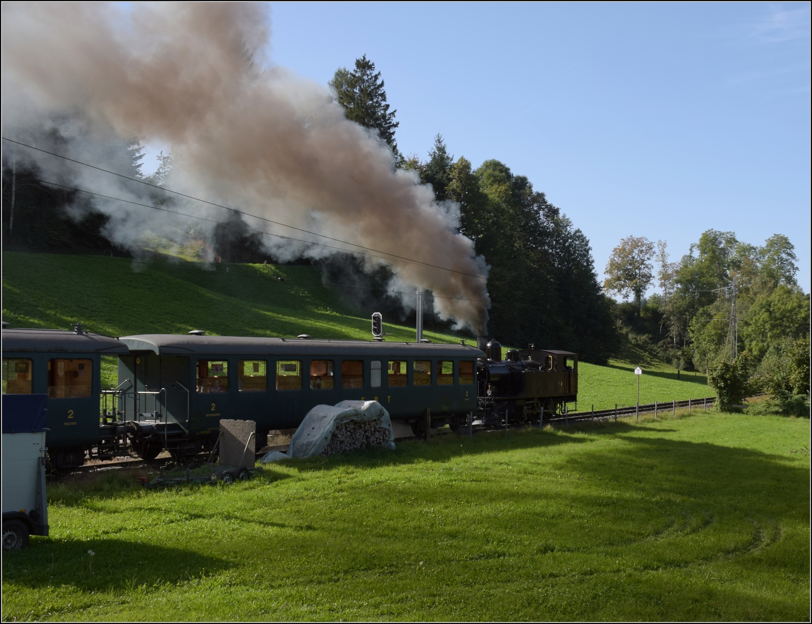 Dampftage Huttwil.

Ed 3/4 2 der Solothurn-Münster-Bahn auf dem Weg nach Sumiswald-Grünen. Dürrenroth, Oktober 2023.