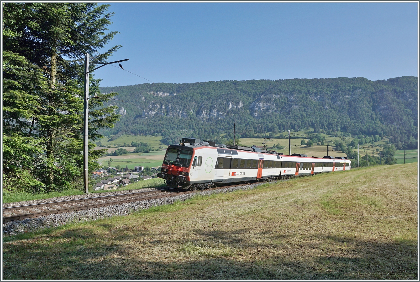 Der aus einem SBB Domino bestehende Regionalzug von Moutier nach Solothurn hat seit der Kreuzung mit dem Gegenzug in Crémines (vor dem Triebwagen unten zu erkennen) kräftig an Höhe gewonnen und fährt nun in Richtung Gänsbrunnen. 

5. Juni 2023