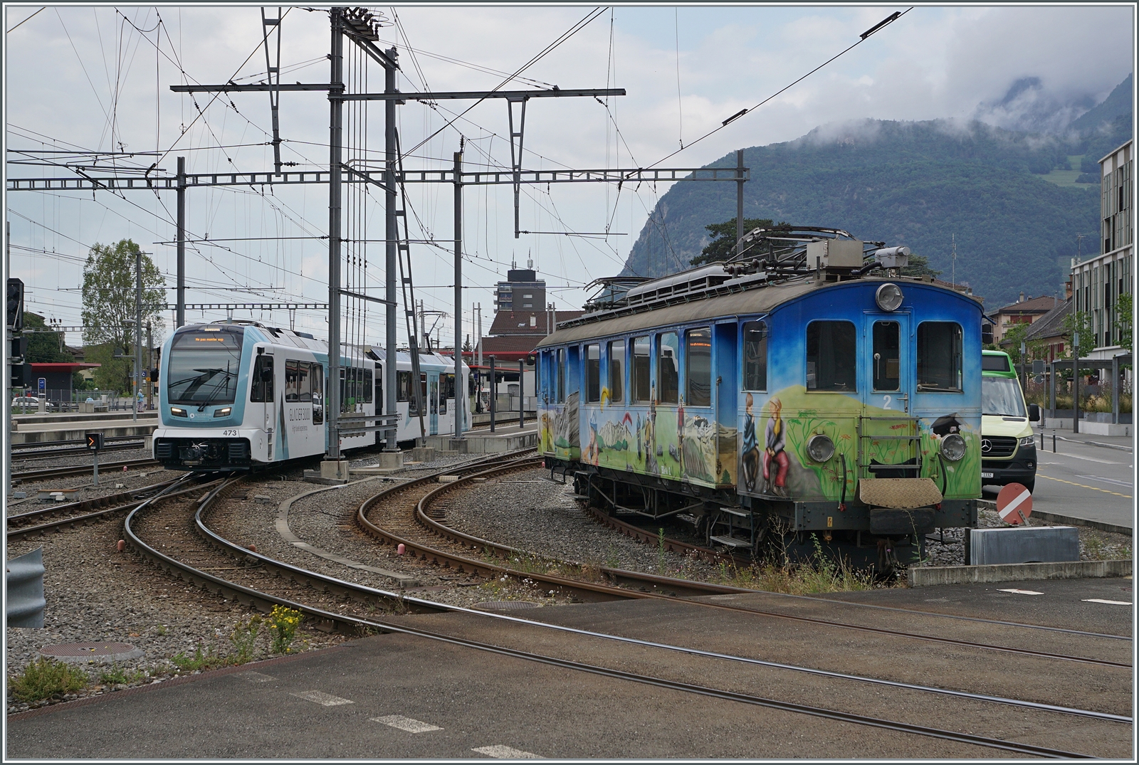Der aus Les Diablerets auf Gleis 14 angekommene TPC ASD ABe 4/8 473  Glacier 3000  rangiert in Aigle. Der Zug wird auf Gleis 13 für die Fahrt nach Les Diablerets bereitgestellt. Dabei kommt es zu Zusammentreffen mit dem BCFe 4/4, später ABFe 4/4 und mit der Aufhebung der 1. Klasse zum heutigen BDe 4/4 n° 2 mutierten Triebwagen aus der Eröffnungszeit der ASD.

3. Aug. 2024