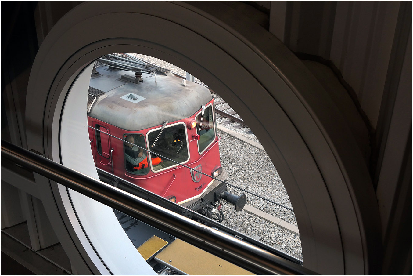 Der Bahnhof von Bern - 

Blick aus einem der Bullaugen der Fahrgastbrücke auf eine hier auf ihren Einsatz wartende Lok.

07.03.2025 (M)