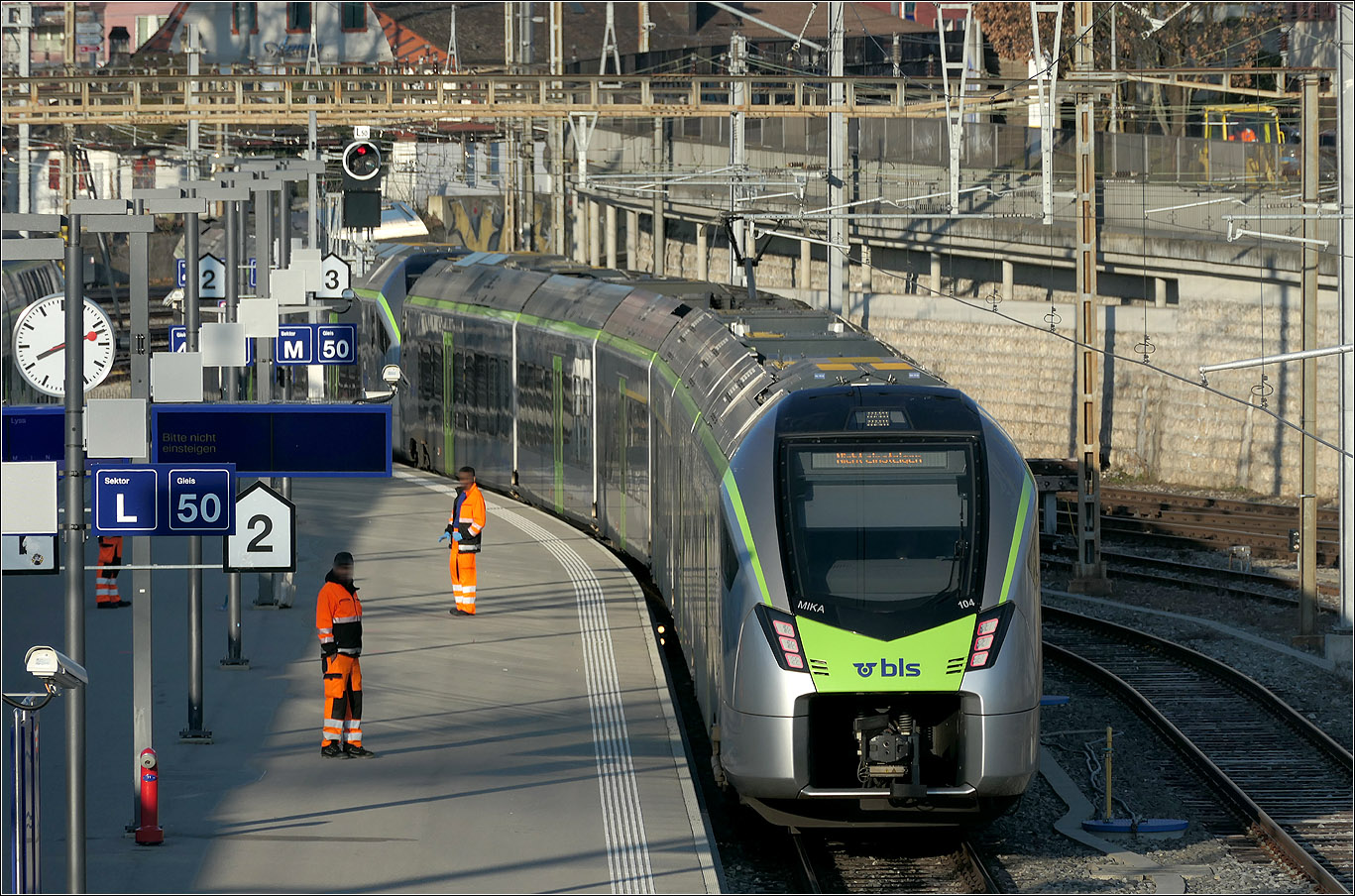Der Bahnhof Bern - 

Blick vom Ende der Fahrgastbrücke zu Gleis 49 und 50 auf einen den Bahnsteig verlassenden Zug der Baureihe Flirt 4 Mika der BLS, der hintere Zugteil mit RABe 528.1 104.

07.03.2025 