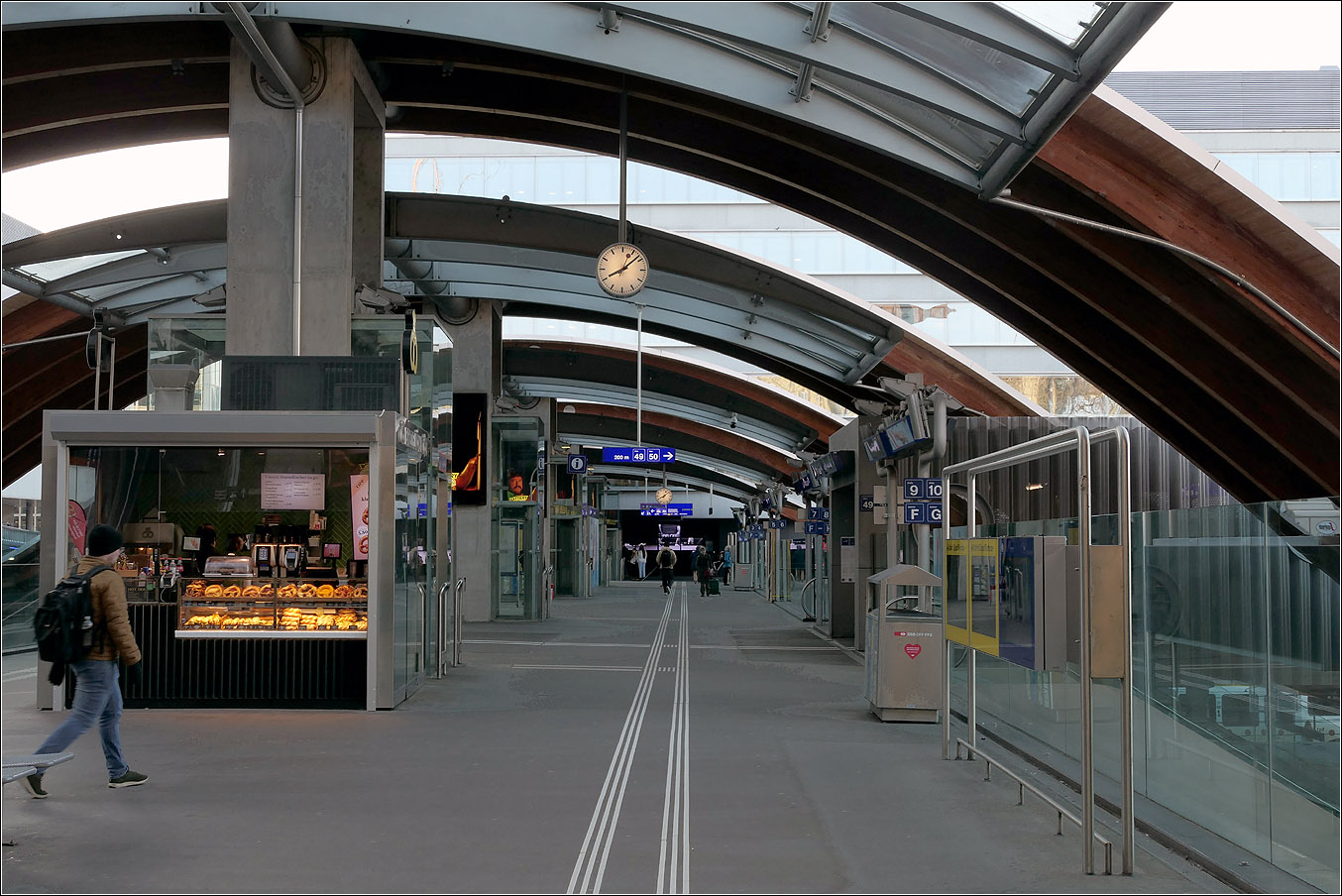 Der Bahnhof Bern - 

Der neue westliche Bahnhofszugang 'Welle' neben der Schanzenbrücke mit den wellenförmig darüber hochgezogenen Bahnsteigdächern. Links ist auch der Beginn der Fahrgastbrücke zu Gleis 49 und 50 zu erkennen.

07.02.2025 