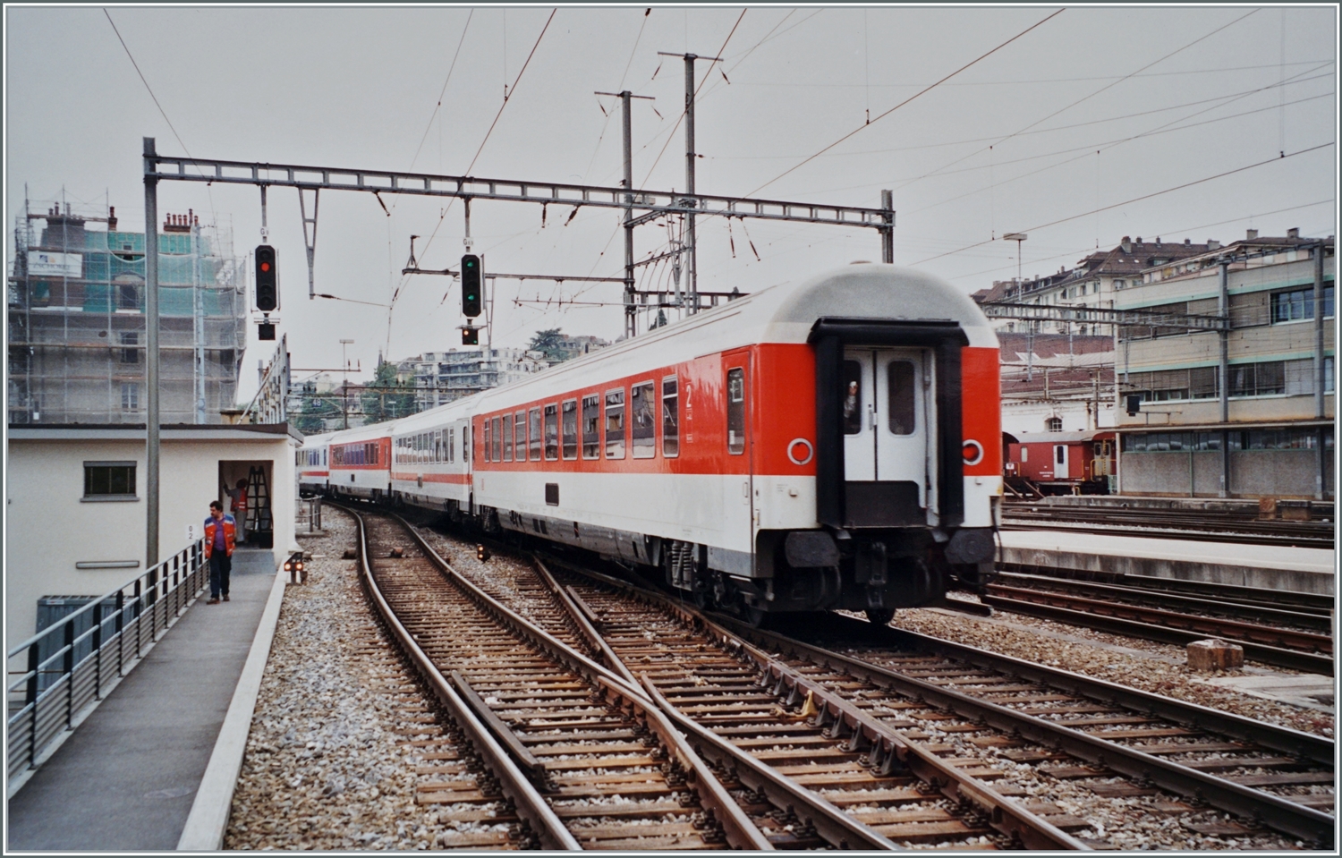 Der EC 106 Mont-Blanc verlässt Lausanne pünktlich um 13:48. Wenige Tage nach diesen Aufnahmen wurde zum Fahrplanwechsel der EC Mont-Blanc eingestellt und eine langjährige Ära (Hispania Express/Mont Blanc Express) nahm sein Ende. 
Trotz eingehender Recherchen ist es nicht auszuschliessen, dass es sich bei diesen drei Bildern um den Gegenzug EC 107 handelt.

Analogbild vom Juni 2001