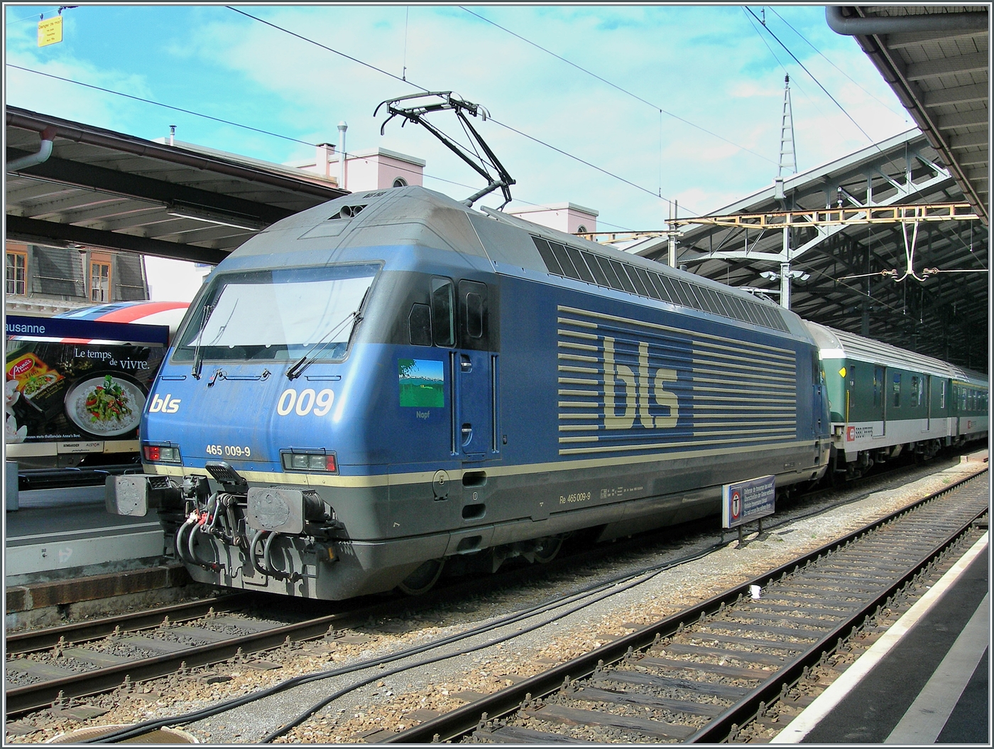Der Einsatz der BLS Re 465 002 und 018 im IR Verkehr über den Jahreswechsel 2008/2009 weckte zwar mein Interesse, aber regte aber kaum zur Nachforschung an, da BLS Re 465 bereits in der Vergangenheit im IR Verkehr Brig - Genève Aéroport im Einsatz waren, wie dieses Bild der BLS Re 465 009 aus Lausanne zeigt. Damals konnten die BLS Re 465 sogar noch im Pendelzugverkehr eingesetzt werden. 

15. Mai 2007