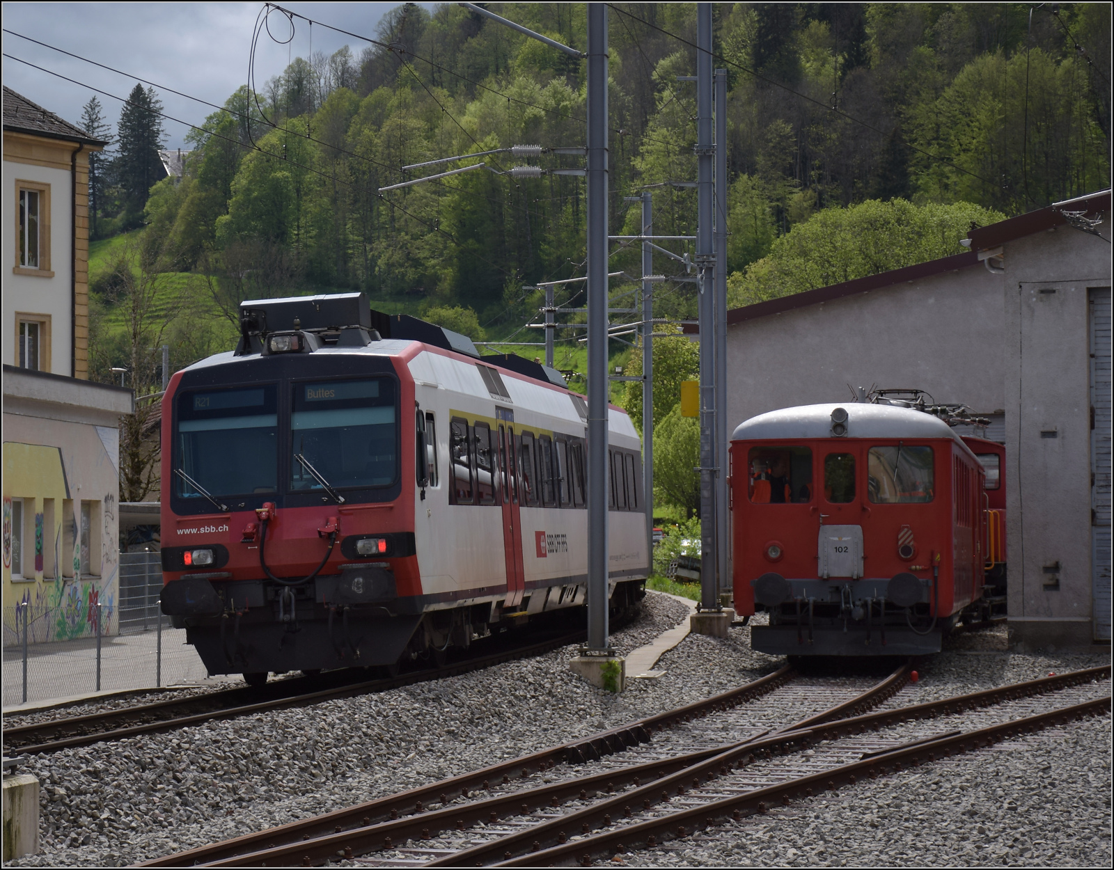 Der Funkelnde.

L'Etincellante ABDe 2/4 101 macht sich in Fleurier für seinen Einsatz bereit während nebenan der Regio schon auf der Strecke nach Buttes ausfährt. Mai 2024.