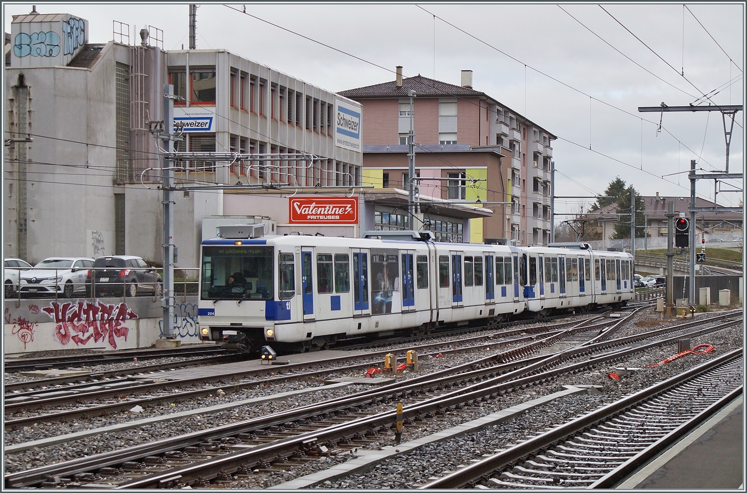 Der Klassiger  anderer Bahnsteig  nicht funktioniert wie aufgezeigt nicht, aber dank der länge der SBB Bahnsteige, können die TSOL TL Be 4/6 (Be 558) ohne Mühe bei der Ankunft oder Abfahrt fotografiert werden. Im Bild der TL Be 4/6 204 und ein weiterer bei der Ankunft in Renens VD. 

l4. Dez. 2023