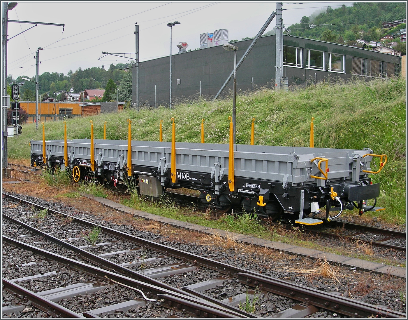Der MOB Dienstwagen X 787 steht in Blonay auf einem Abstellgleis. 

22. Mai 2025