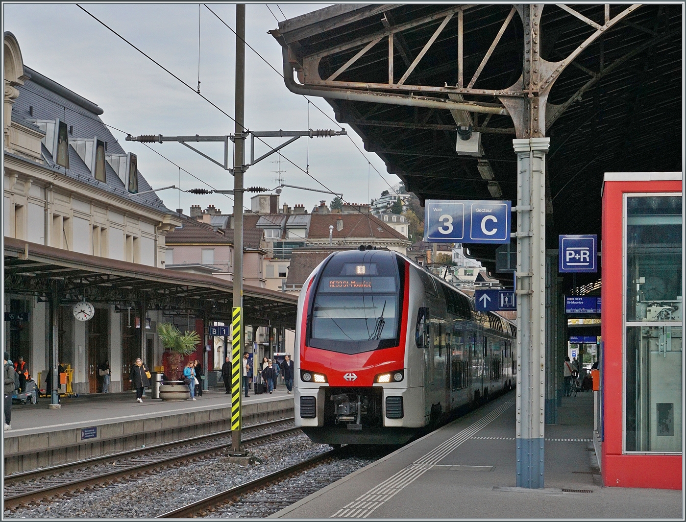 Der RE33 18407 von Annemasse nach St-Maurice erreicht den Bahnhof von Montreux. An der Spitze des Zuge läuft der neue SBB RABe 512 008 (RABe 512 94 85 0 512 008-9 CH-SBB).
Die RABe 512 sollen ab dem Fahrplanwechsel die bisher eingestetzten RABe 511 ersetzten. Weshalb nun bereits schon die Ersatzzüge für die RABe 512 bestellt worden sind, ergibt für mich keine Sinn. 

13. Nov. 2025

