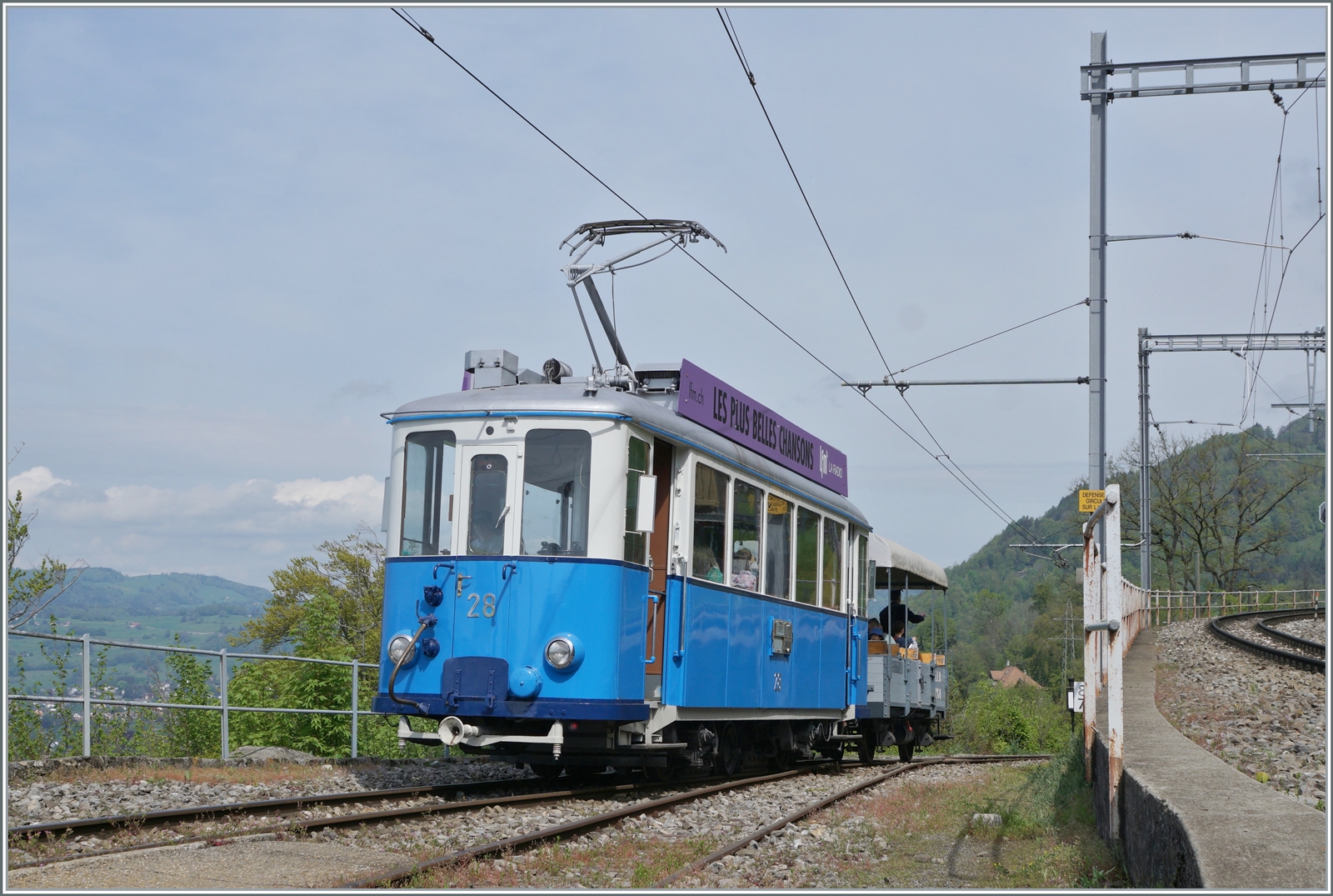 Der relativ neue TL Ce 2/3 von 1948 eröffnet mit dem LLB Flachwagen (Baujahr 1915) der mit Sitzbänken für Reisende ausgerüstet ist die Saison 2023. 

Chamby, den 6. Mai 2023