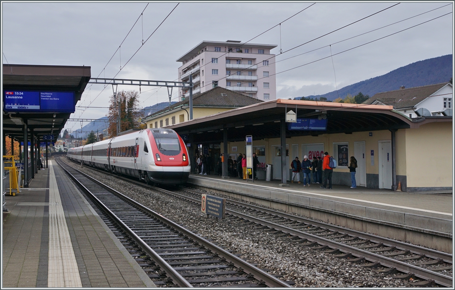 Der SBB RABe 500 ICN mit der UIC Nummer 94 85 0 500 019-0 CH-SBB ist als IC5 1527 von Lausanne nach Zürich unterwegs und erreicht Grenchen Süd. 

18. Nov. 2023