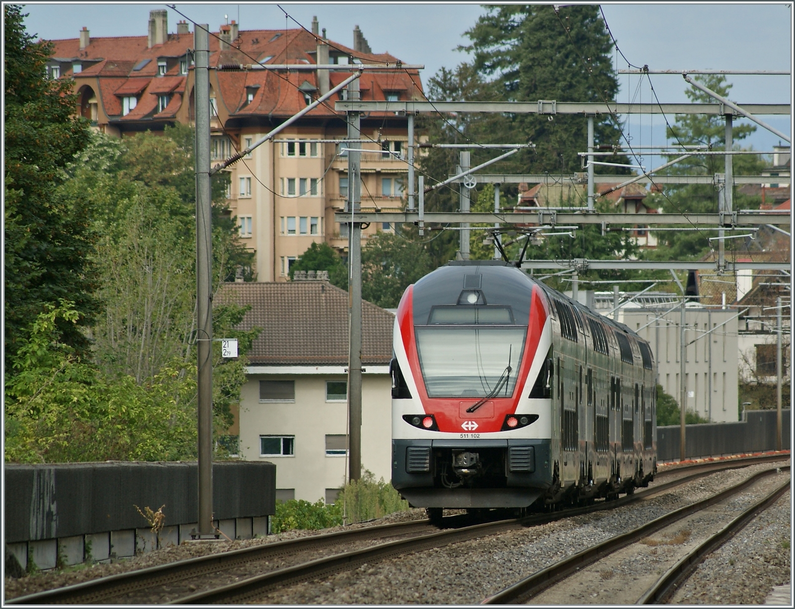 Der SBB RABe 511 102 ist als bei Burie RE in Richtung Annemasse unterwegs. 

7. Sept. 2022