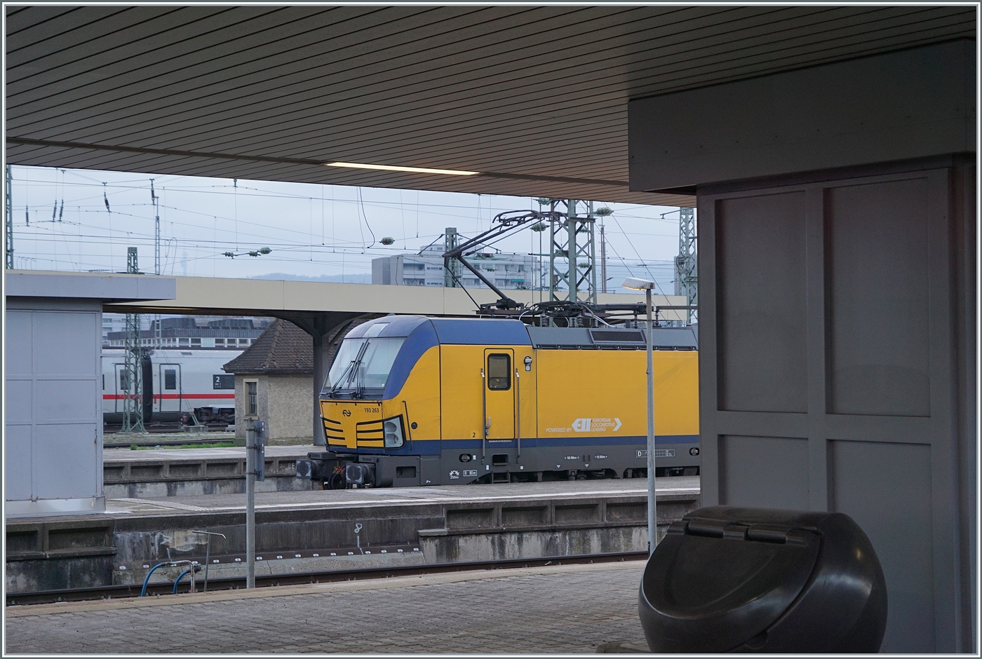 Der Schnappschuss zeigt weit mehr  Schweiz  als auf den ersten Blick vermutet werden könnte: Das Bild der (halben) NS Lok habe ich in Basel Bd. Bf. gemacht. Der Badische Bahnhof von Basel gehört zwar Grenz-/Zolltechnisch zu Deutschland, liegt aber auf dem Territorium der Schweiz. Ich denke die NS 193 263 ist mit einen NJ nach Basel gekommen und wartet nun auf die abendliche Gegenleistung.

27. Dez. 2025