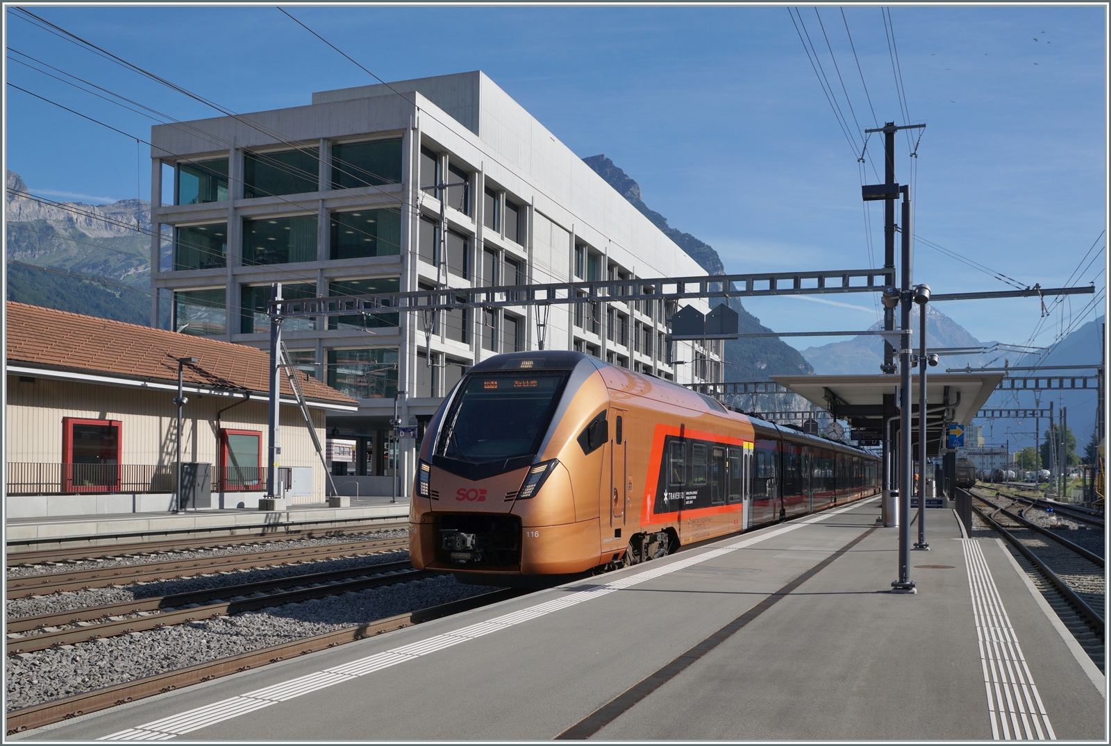 Der SOB Traverso RABe 52 116/216 als IR 61  Treno Gottardo  von Locarno nach Zürich beim Halt in Altdorf. Der Bahnhof wurde grundlegend umgebaut. 

4. September 2023