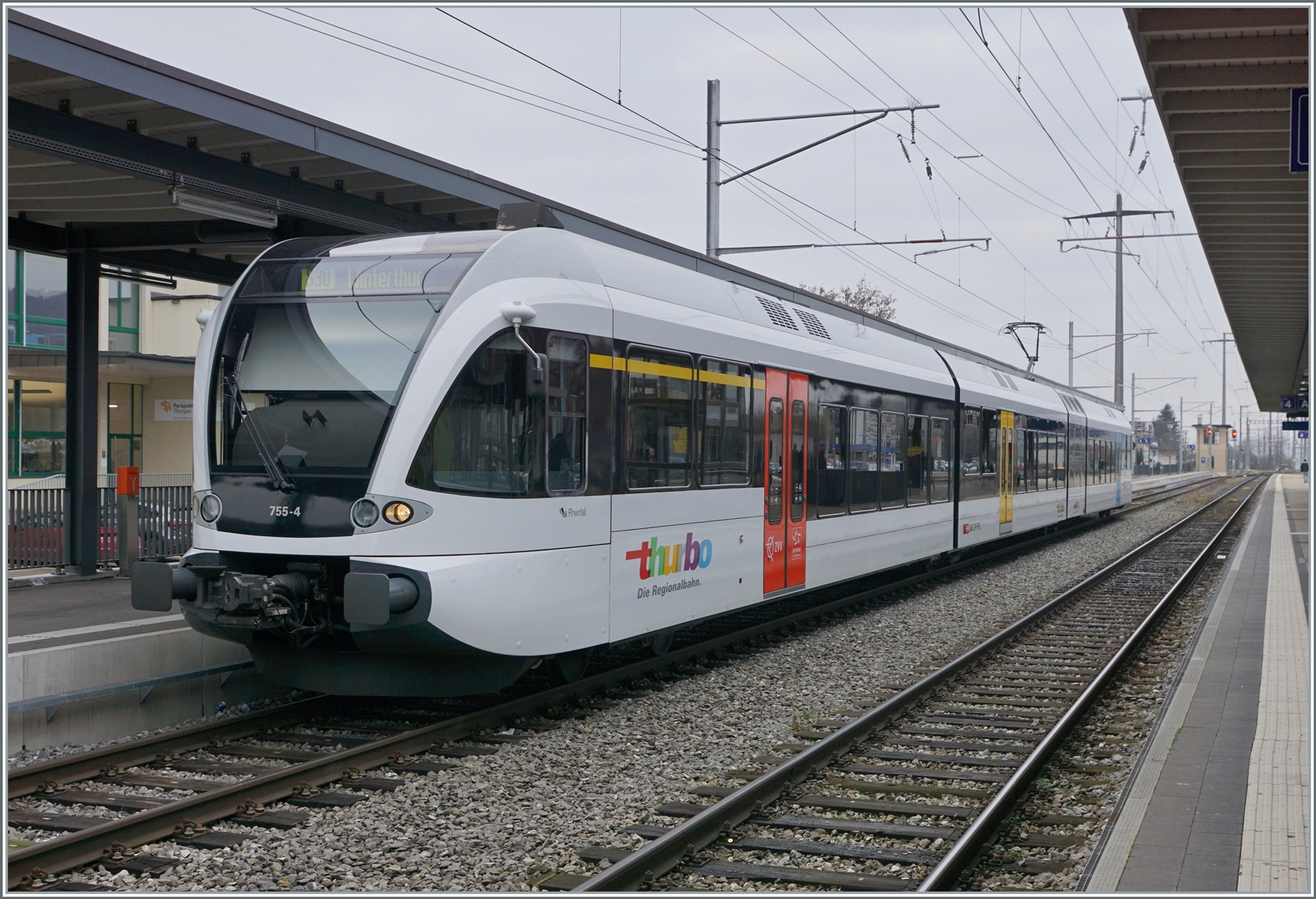 Der Thurbo GTW RABe 526 755-4 wird in Weinfelden als S 30 nach Winterthur bereitgestellt. 

8. Dez. 2022
