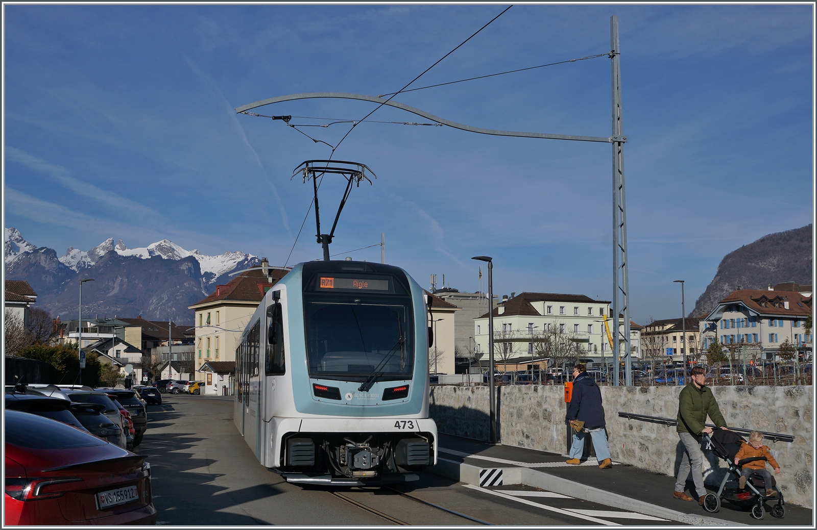 Der TPC ASD ABe 4/8 473 ist als R71 von Les Diablerets nach Aigle unterwegs und hält kurz in Aigle Place du Marché. Die Haltestelle ist nun mit einem Bahnsteig versehen worden und befindet sich gut 50 Meter nördlicher der  alten  Haltestelle. Zudem wurden wie bereits erwähnt neue, den alten sehr gut nachempfundene Fahrleitungsmasten aufgestellt.

9. Februar 2026
