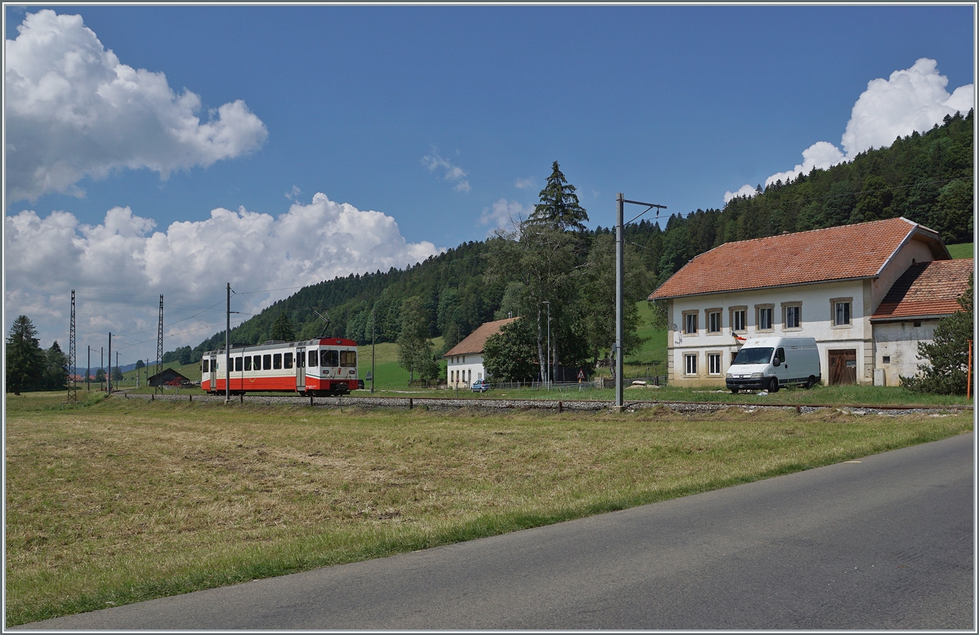 Der transN (ex cmn) BDe 4//4 N° 8 ist als R 22 319 von La Chaux de Fonds nach Les Ponts de Martel unterwegs und verlässt den kleine Ort Les Coeudres in Richtung Les Ponts de Martel, wo er er gut sechs Minuten ankommt und nach einer Kurzwende von zwei Minuten nach La Chaux de Fonds zurück fahren wird. 

27. Juni 2024