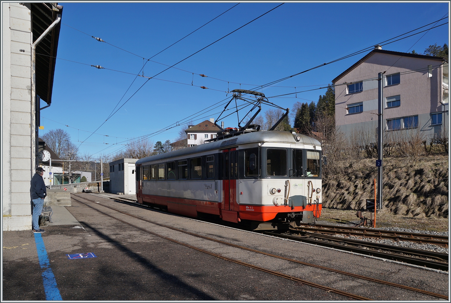 Der TRN (TansN, ex cmn) BDe 4/4 N° 3 wartet in Les Brenets auf die Rückfahrt als R 24 nach Le Locle. Eigentlich hätte die Strecke Ende 2023 stillgelegt werden sollen, doch wurden die am 24. Juli 23 entstanden Unwetterschäden beseitigt und die Bahn soll nun doch noch bis 2031 weiterhin verkehren. Dabei ist anzumerken, dass die 1950 in Italien hergestellten BDe 4/4 3 und 5 nun schon seit 74 Jahren im Einsatz stehen! Gäbe es eine Steigerung von  Nachhaltigkeit  so würde sie wohl  BDe 4/4 N° 3  lauten...

3. Februar 2024