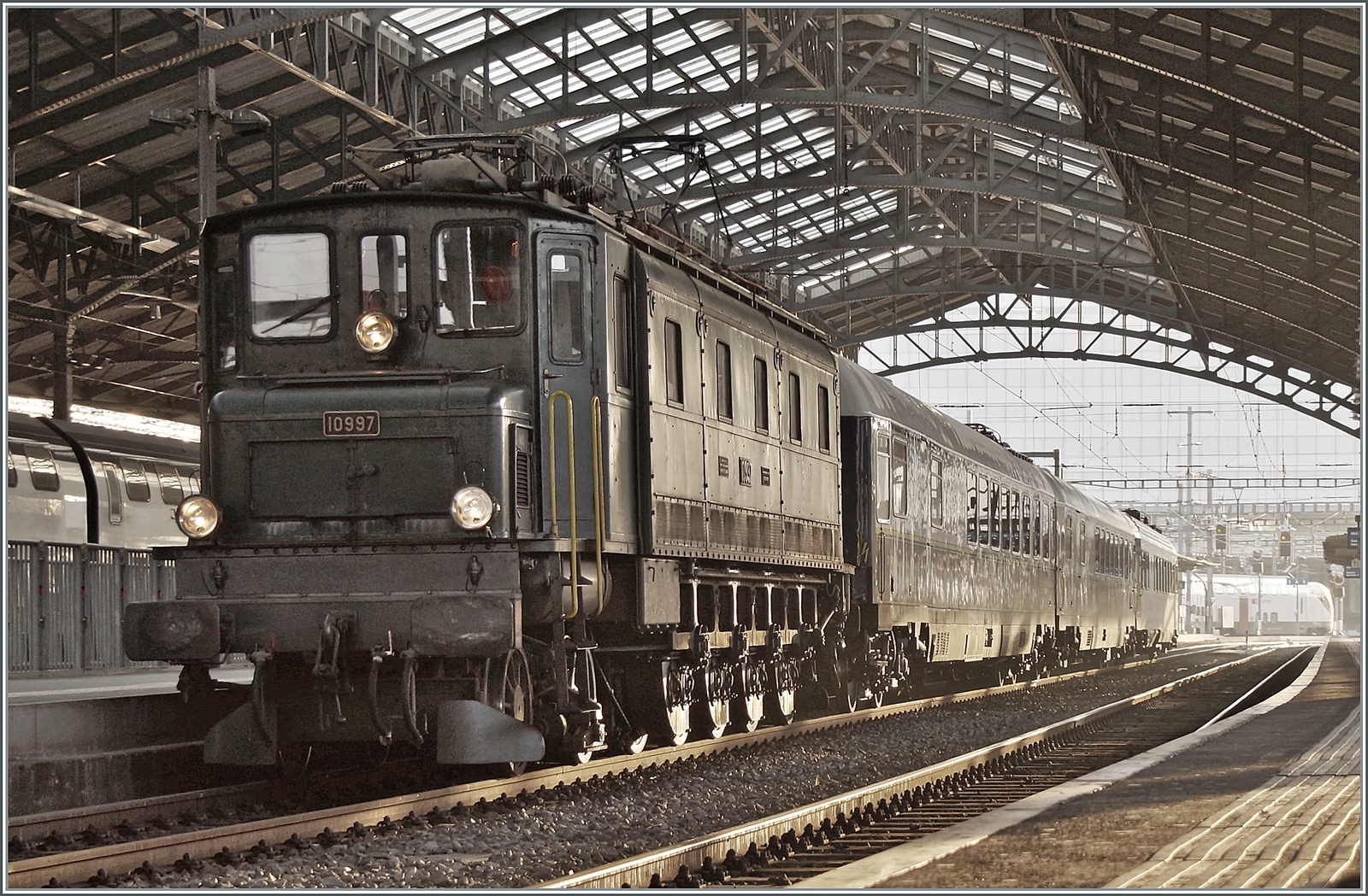 Die 1932 von der SLM unter der Fabriknummer 3536 gebaute Ae 4/7 10997 wartet mit dem St-Valentins-Zug in Lausanne auf die Abfahrt ihrer Rundreise nach Biel - Lötschberg - Brig. 

12. Februar 2023